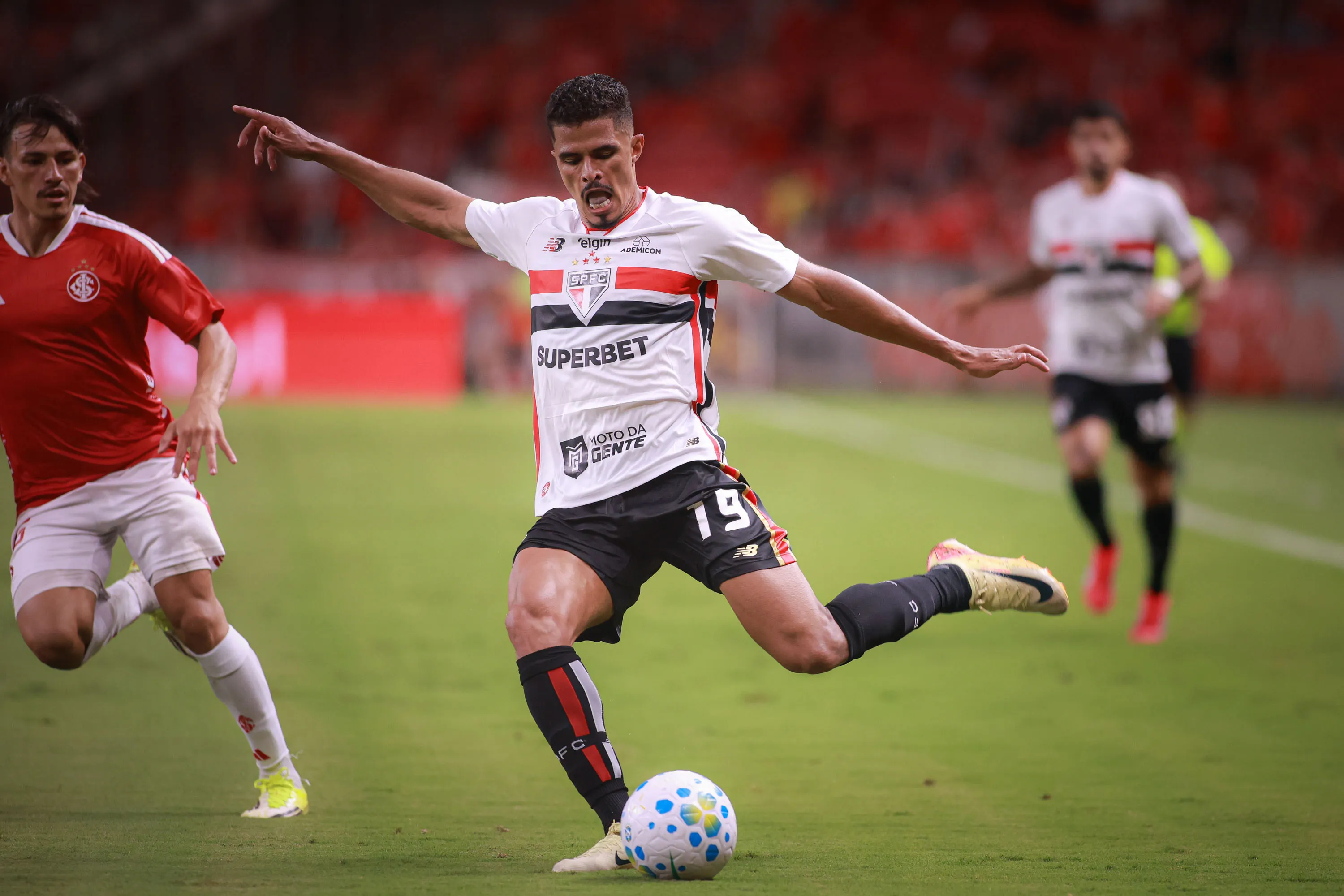 Lucas Ramon, jogador do São Paulo, durante partida contra o Internacional – Foto: Maxi Franzoi/AGIF