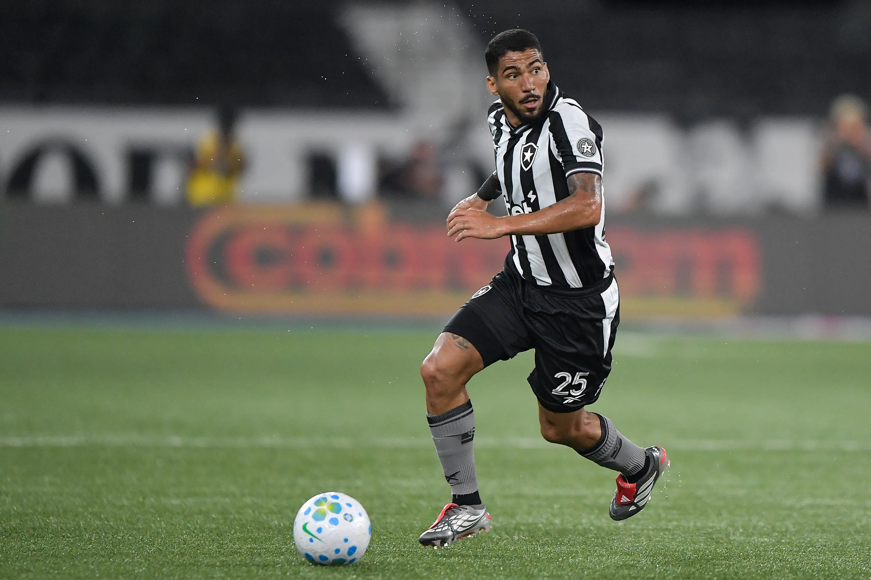 Allan, jogador do Botafogo, durante partida contra o Cruzeiro  Foto: Thiago Ribeiro/AGIF