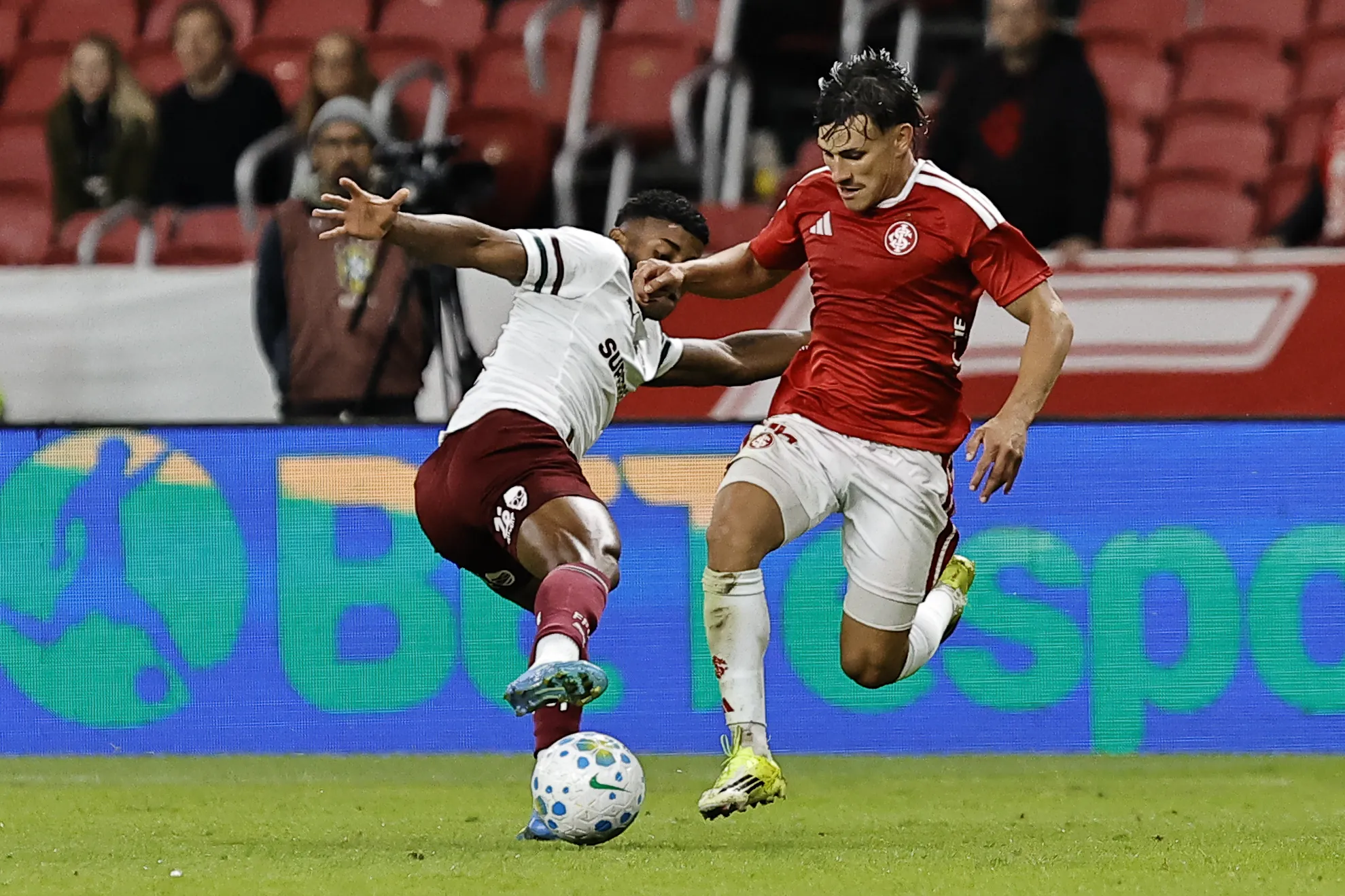 Alexandro Bernabei, jogador do Internacional, durante partida contra o Fluminense – Foto: Roberto Vinicius/AGIF