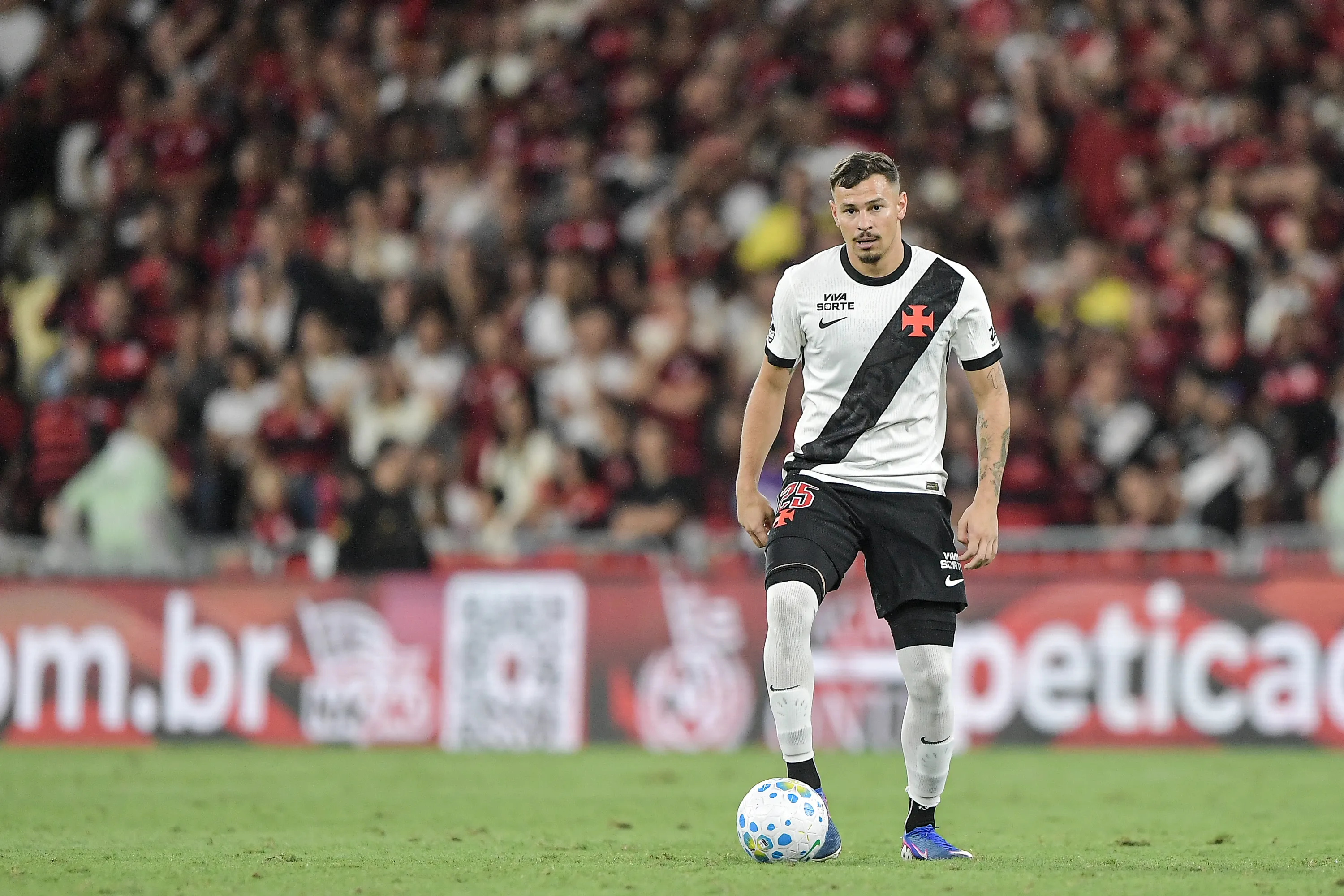 RJ – RIO DE JANEIRO – 03/05/2026 – BRASILEIRO A 2026, FLAMENGO X VASCO – HUGO MOURA jogador do Vasco durante partida contra o Flamengo no estadio Maracana pelo campeonato Brasileiro A 2026. Foto: Thiago Ribeiro/AGIF