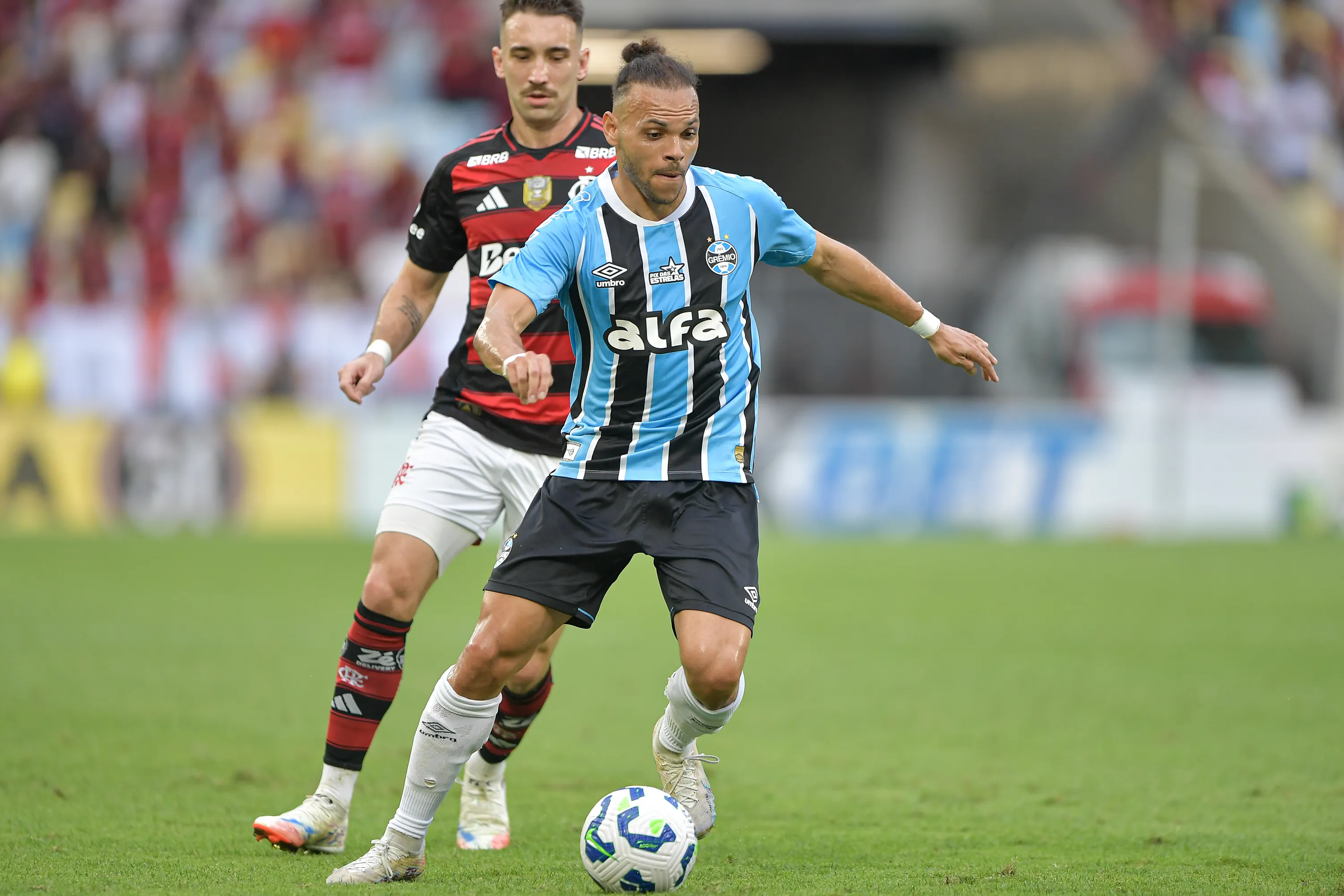 Braithwaite, jogador do Grêmio, durante partida contra o Flamengo  – Foto: Thiago Ribeiro/AGIF