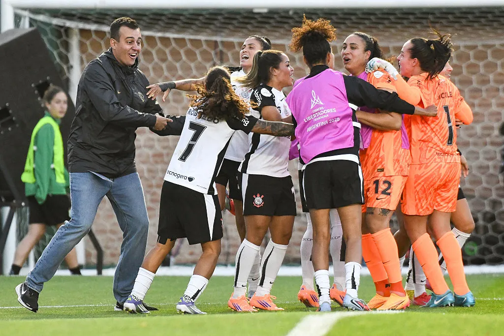 Lucas Piccinato comemorando o título do Corinthians da Libertadores Feminina – Foto: Federico Peretti/Getty Images