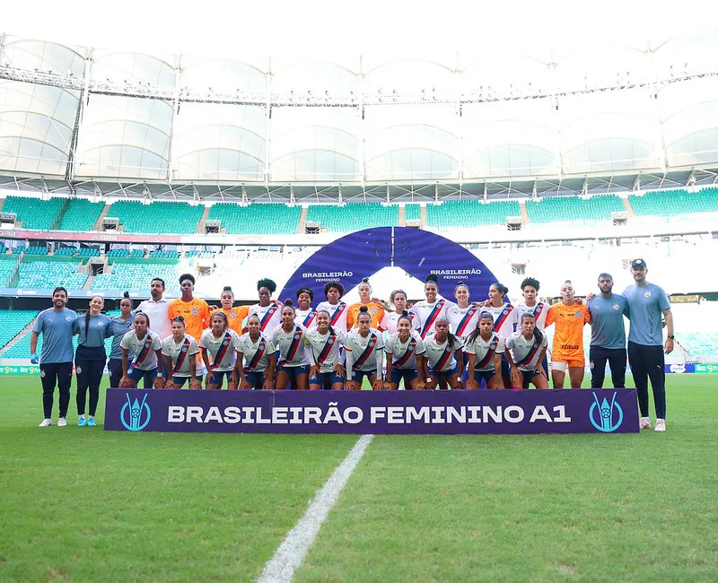 Elenco do Bahia posa para foto com a placa do Brasileirão Feminino – Foto: Catarina Brandão/EC Bahia