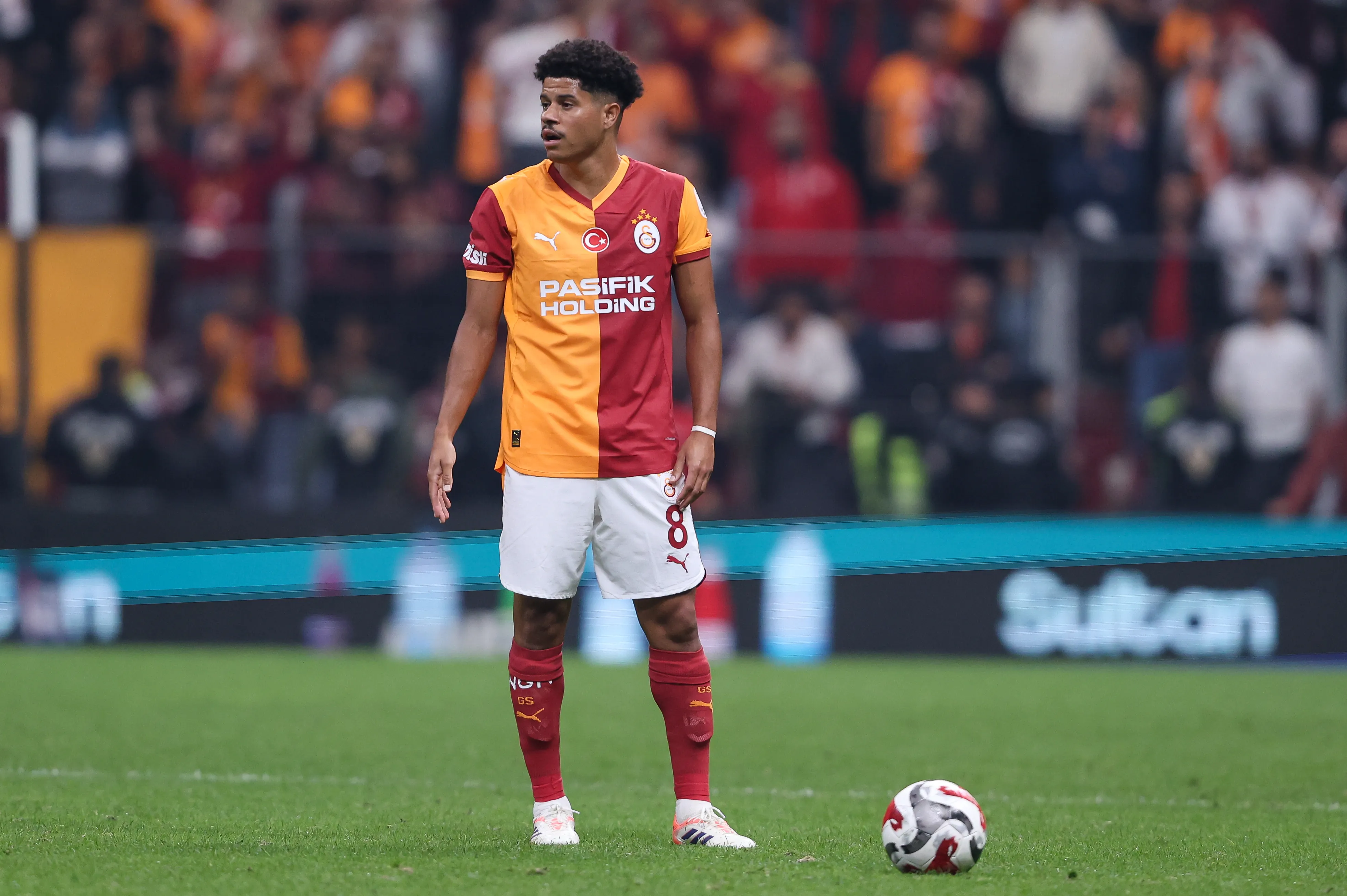 Gabriel Sara atuando no Fenerbahçe – (Photo by Ahmad Mora/Getty Images)