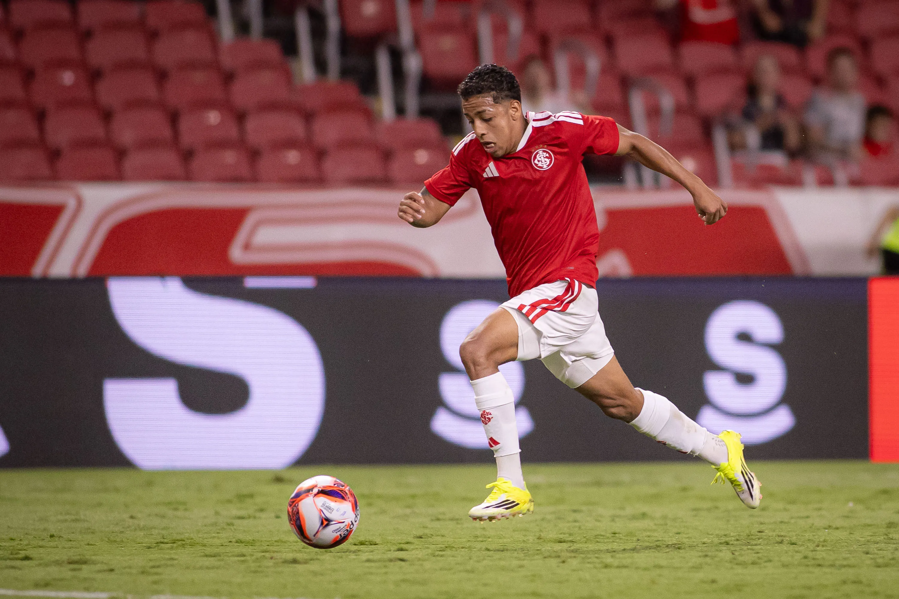 Allex, jogador do Internacional, durante partida contra o São Luiz-RS – Foto: Maxi Franzoi/AGIF