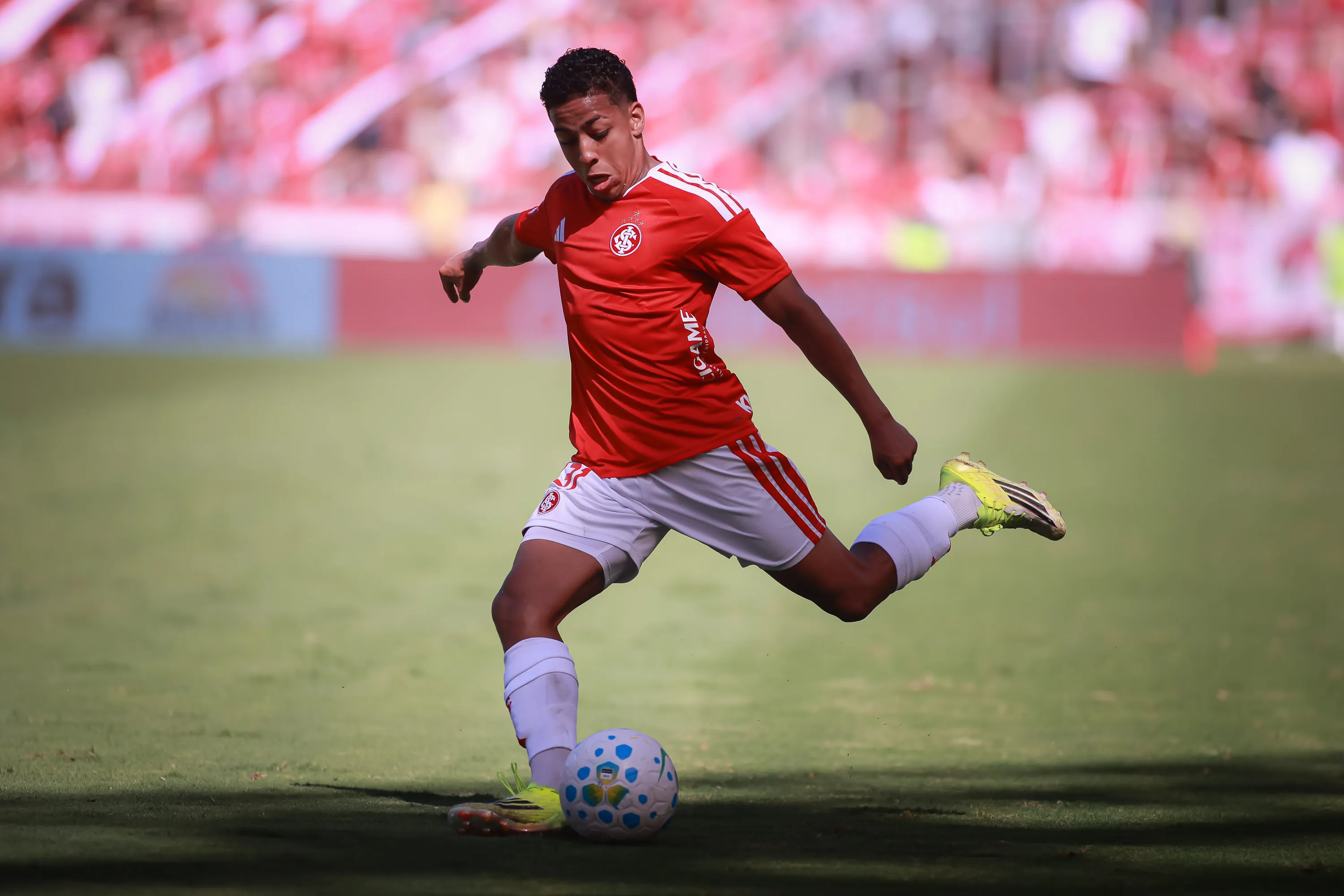 Allex durante partida contra o Mirassol no Beira-Rio pelo Campeonato Brasileiro 2026. Foto: Maxi Franzoi/AGIF.