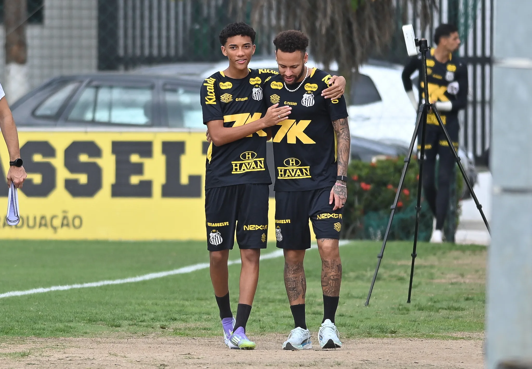 Neymar e Robinho Jr jogadores do Santos durante treino no Centro de Treinamento CT Rei Pele.  Foto: Jota Erre/AGIF
