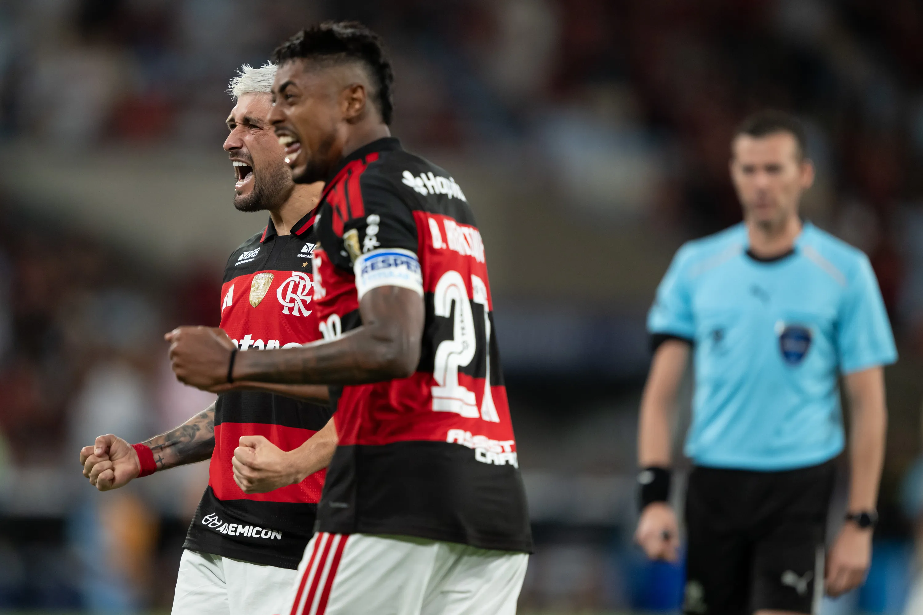RJ – RIO DE JANEIRO – 16/04/2026 – COPA LIBERTADORES 2026, FLAMENGO X INDEPENDIENTE MEDELLIN – Arrascaeta jogador do Flamengo comemora seu gol com Bruno Henrique jogador da sua equipe durante partida contra o Independiente Medellin no estadio Maracana pelo campeonato Copa Libertadores 2026. Foto: Jorge Rodrigues/AGIF