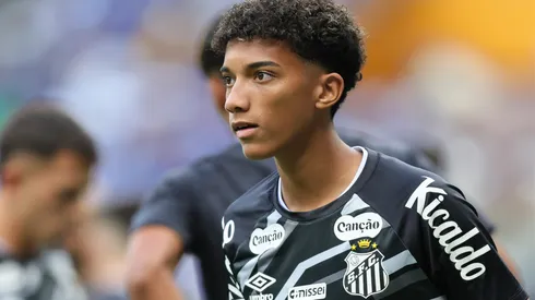 Robinho Jr. jogador do Santos durante aquecimento antes da partida contra o Cruzeiro no estadio Mineirão pelo campeonato Brasileiro A 2026. Foto: Gilson Lobo/AGIF