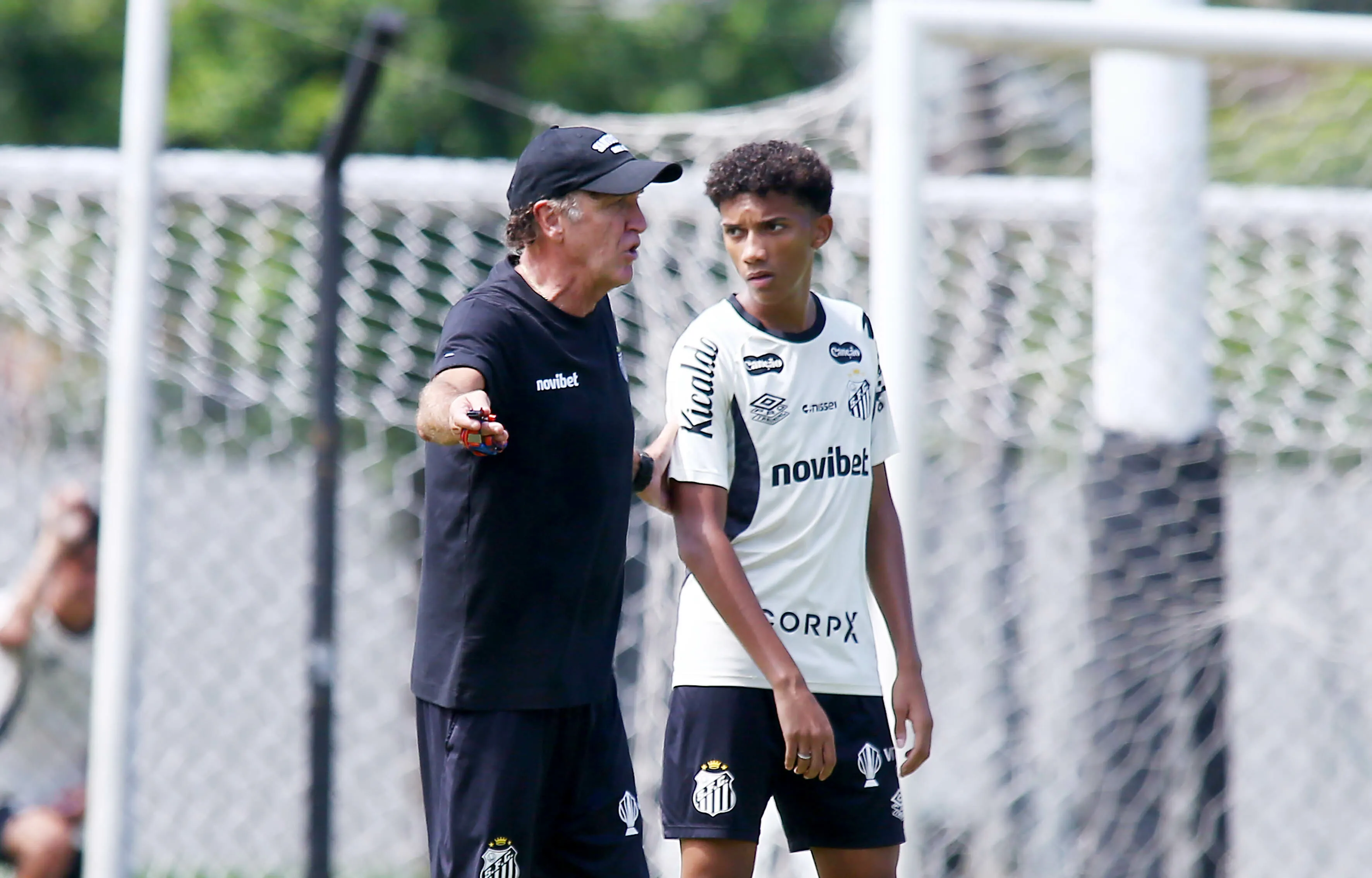 SP – SANTOS – 17/04/2026 – SANTOS, TREINO – Cuca tecnico do Santos com Robinho Jr durante treino no Centro de Treinamento CT Rei Pele. Foto: Mauricio De Souza/AGIF