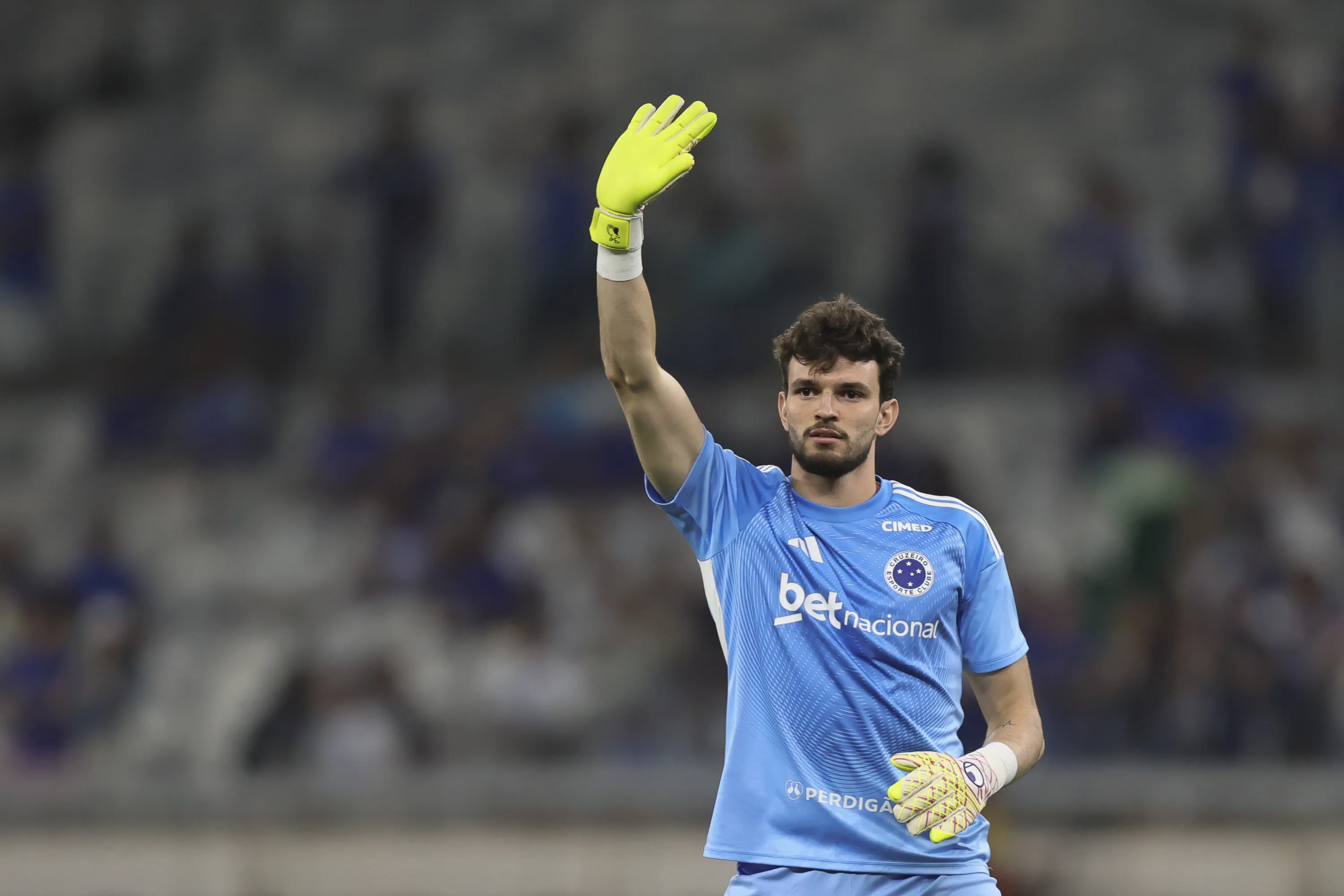 MG – BELO HORIZONTE – 02/05/2026 – BRASILEIRO A 2026, CRUZEIRO X ATLETICO-MG – Otavio goleiro do Cruzeiro durante aquecimento antes da partida contra o Atletico-MG no estadio Mineirao pelo campeonato Brasileiro A 2026. Foto: Gilson Lobo/AGIF