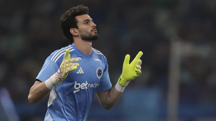 Otavio goleiro do Cruzeiro durante aquecimento antes da partida contra o Atletico-MG no estadio Mineirao pelo campeonato Brasileiro A 2026.