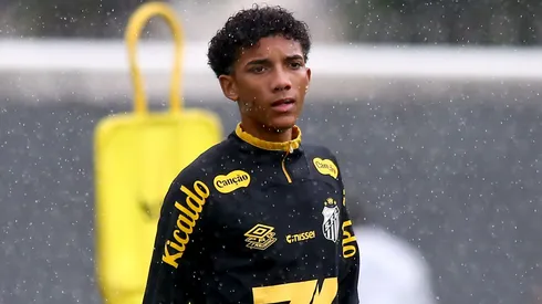 Robinho Jr. durante treinamento do Santos em 2025.