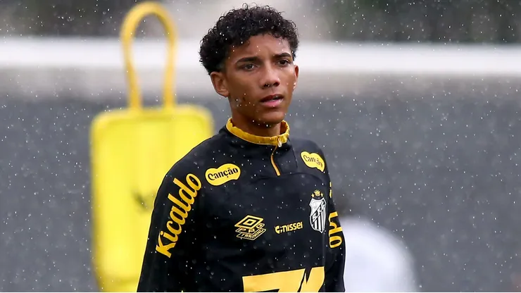 Robinho Jr. durante treinamento do Santos em 2025.