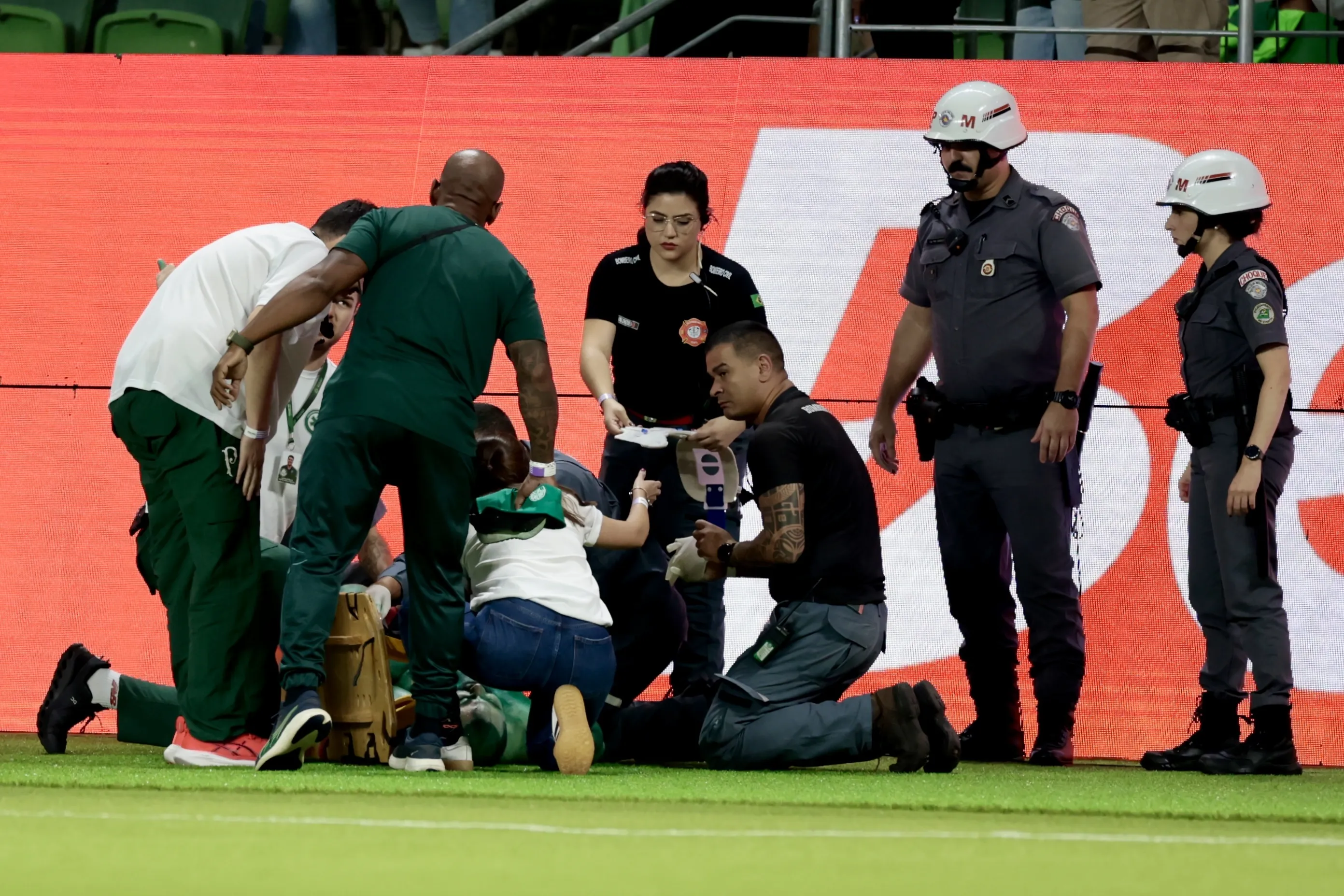SP – SAO PAULO – 02/05/2026 – BRASILEIRO A 2026, PALMEIRAS X SANTOS – Torcedor e atendido pela equipe medica durante partida entre Palmeiras e Santos no estadio Arena Allianz Parque pelo campeonato Brasileiro A 2026. Foto: Marcello Zambrana/AGIF