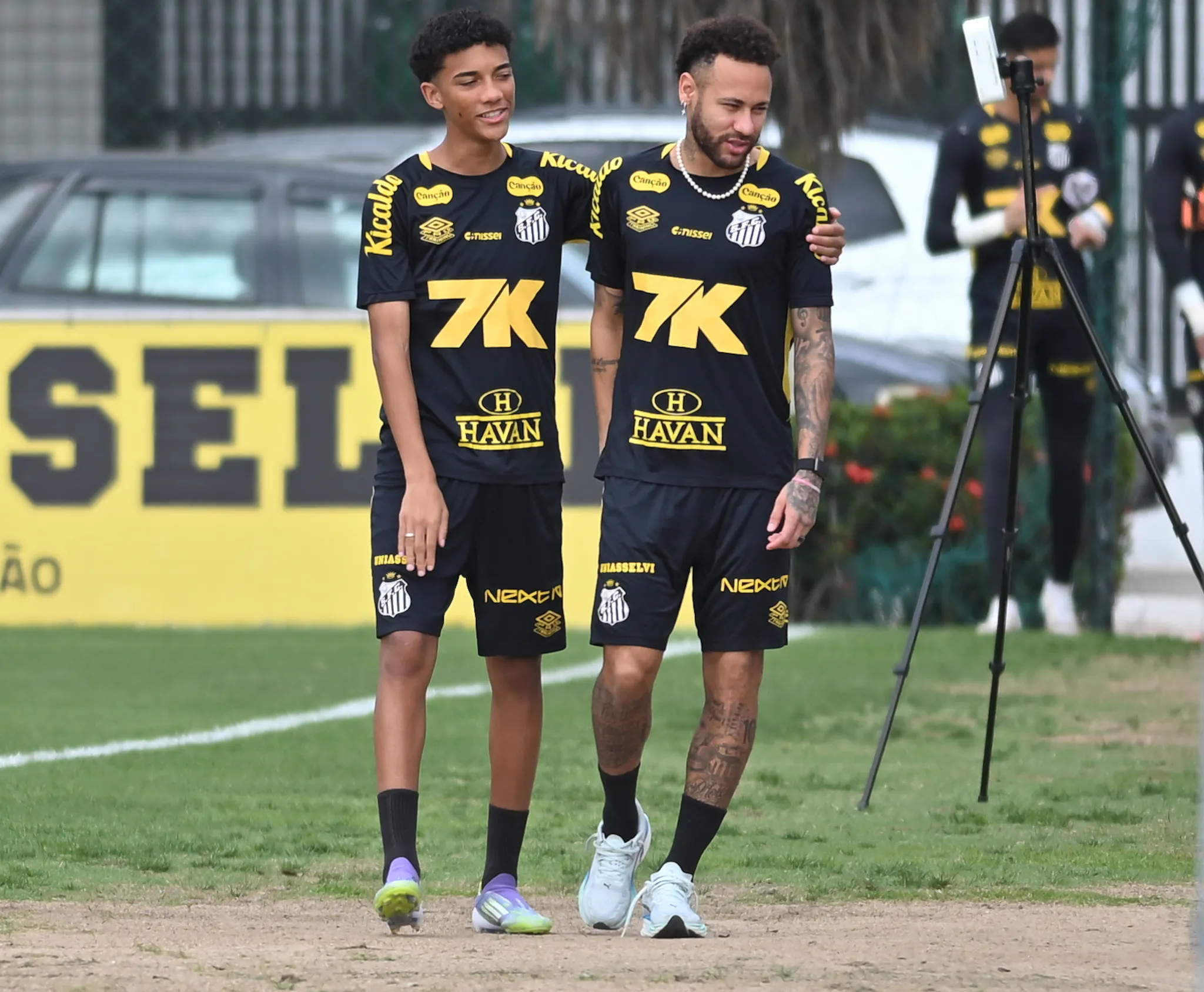 Neymar e Robinho Jr jogadores do Santos durante treino no Centro de Treinamento CT Rei Pele.  Foto: Jota Erre/AGIF