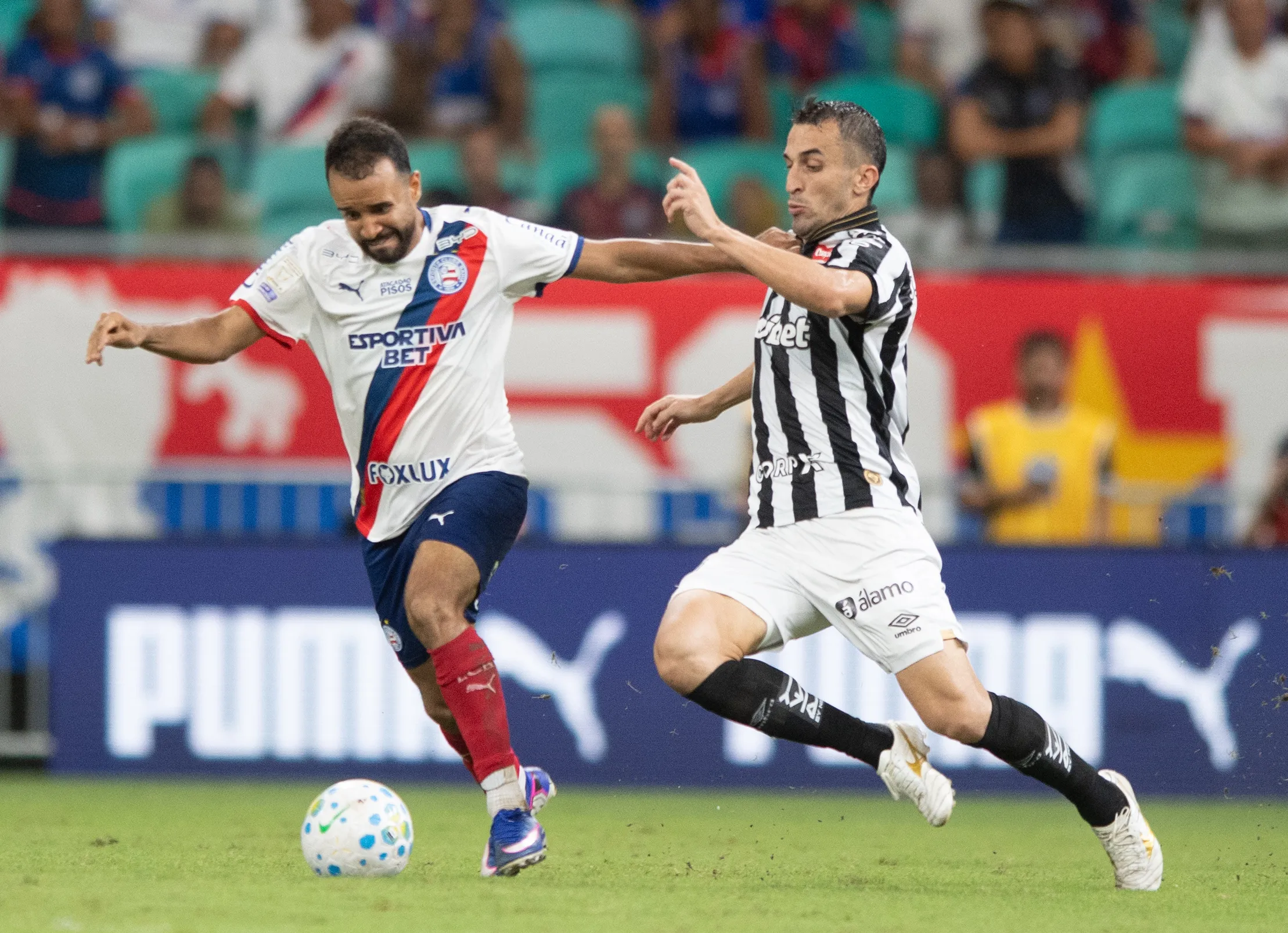 BA – SALVADOR – 25/04/2026 – BRASILEIRO A 2026, BAHIA X SANTOS – Caio Alexandre jogador do Bahia disputa lance com Joao Schmidt jogador do Santos durante partida no estadio Arena Fonte Nova pelo campeonato Brasileiro A 2026. Foto: Jhony Pinho/AGIF