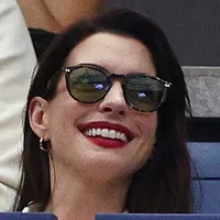Anne Hathaway segue confiante no título do Arsenal