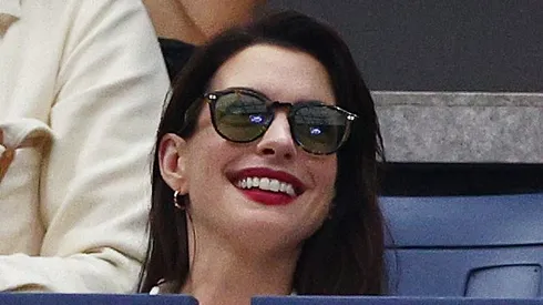 Anne Hathaway segue confiante no Arsenal.