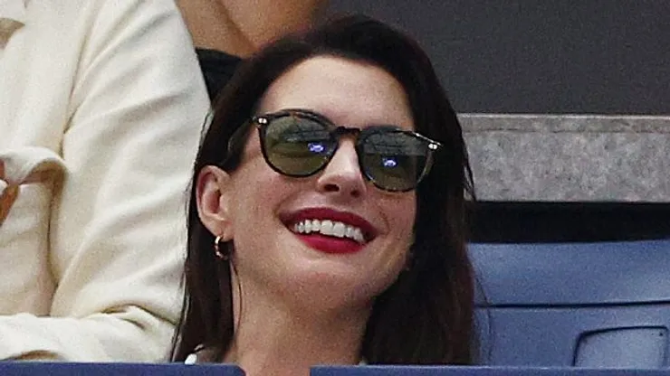 Anne Hathaway segue confiante no Arsenal.