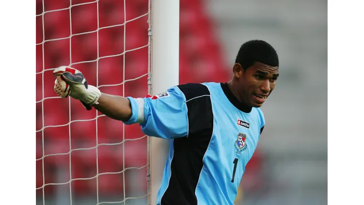 UTRECHT, NETHERLANDS - JUNE 14: Jose Calderon of Panama in action during the FIFA World Youth Championships Group B match between Panama and Turkey at the Galgenwaard Stadium on June 14, 2005 in Utrecht, Netherlands. (Photo by Ian Walton/Getty Images)