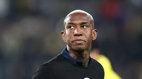 Anderson Talisca, do Fenerbahçe, aquece durante a partida da Superliga Turca entre Fenerbahçe e Rizespor, no Estádio Ülker Şükrü Saracoğlu, em Istambul, Turquia, em 2 de fevereiro de 2025. (Foto de Ahmad Mora/Getty Images)