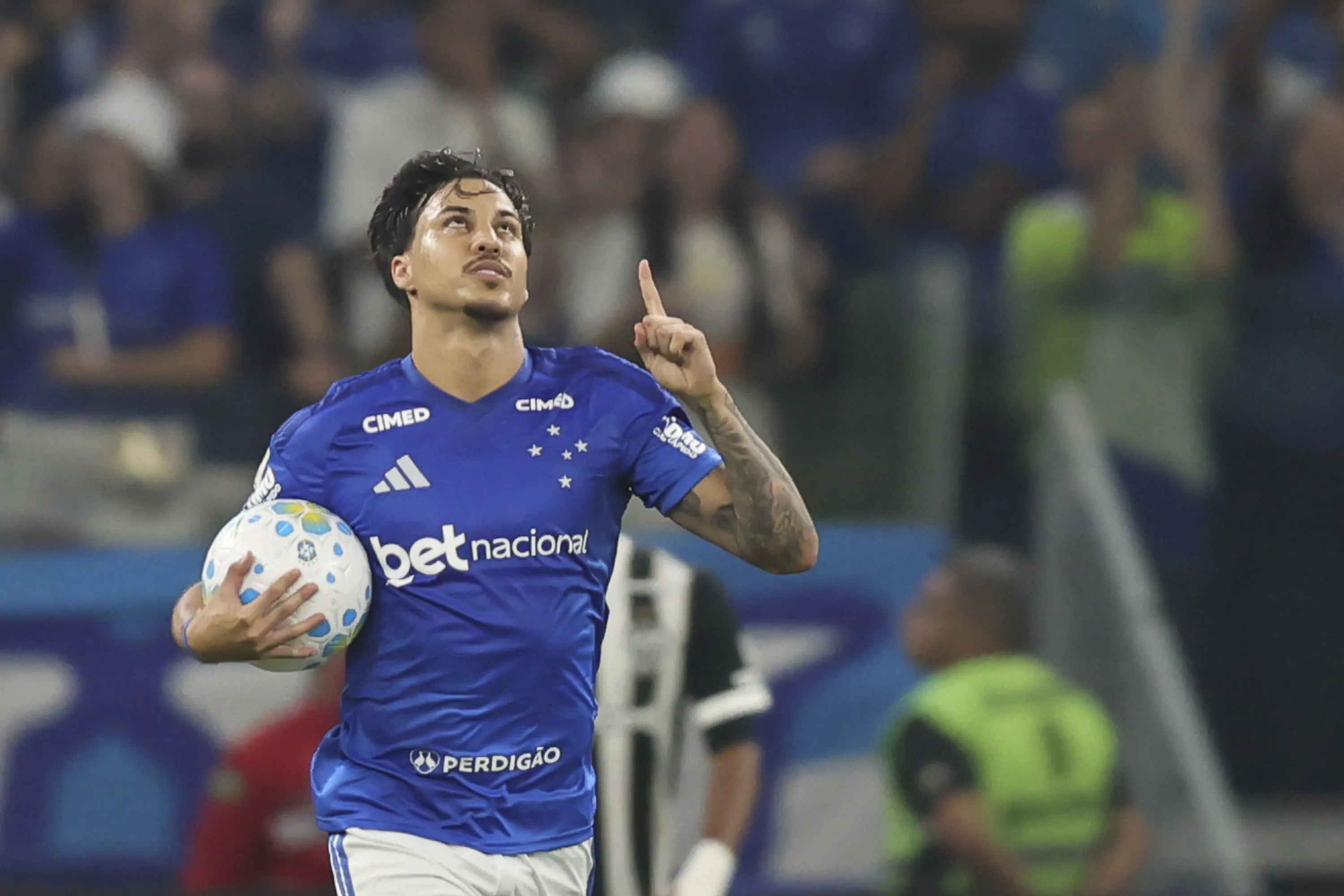 Kaio Jorge jogador do Cruzeiro comemora seu gol durante partida contra o Atletico-MG no estadio Mineirao pelo campeonato Brasileiro A 2026. Foto: Gilson Lobo/AGIF