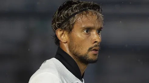 Gustavo Scarpa durante confronto contra o Bragantino no Campeonato Brasileiro de 2026.