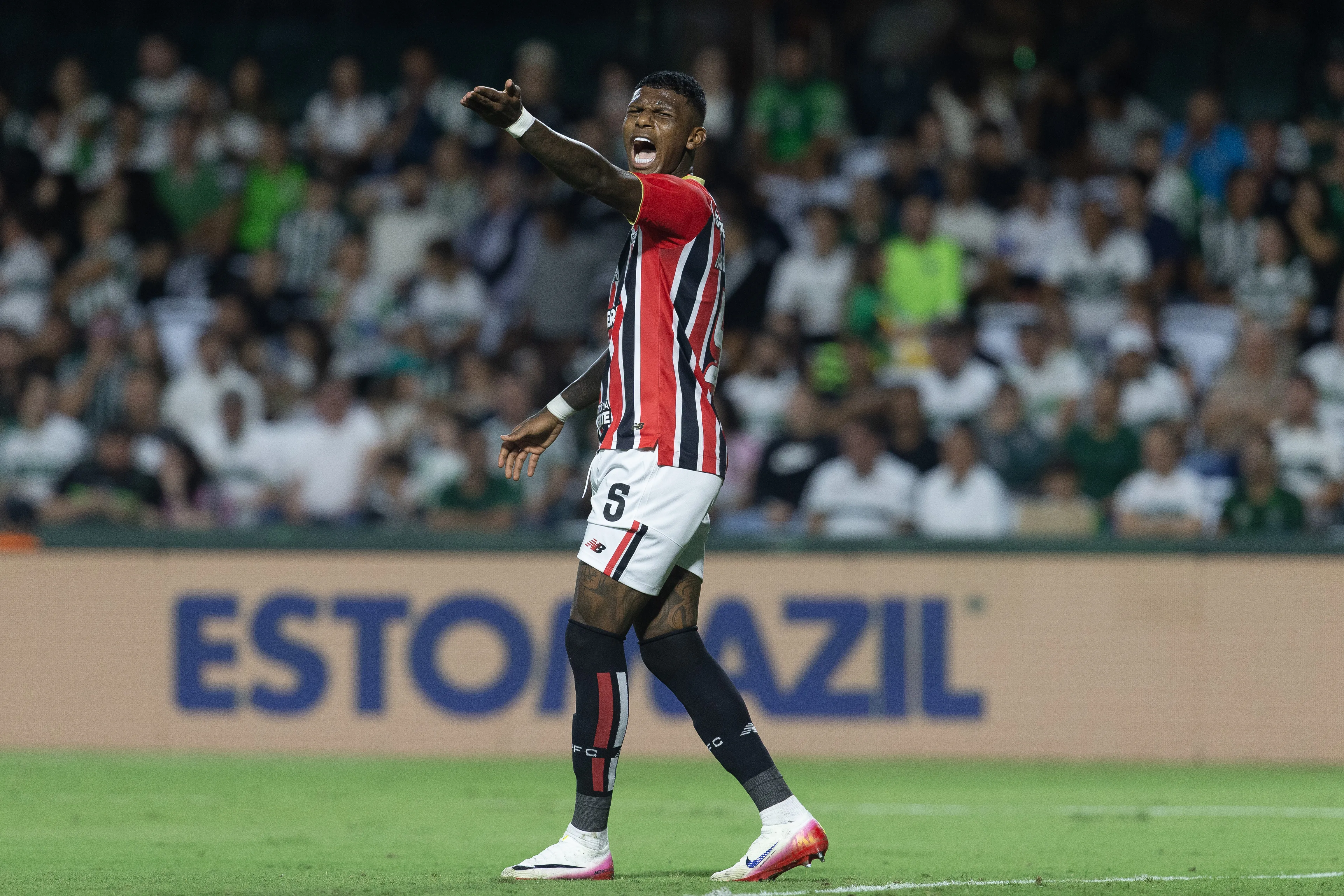 Arboleda durante partida contra o Coritiba no Couto Pereira pelo Campeonato Brasileiro 2026. Foto: Hedeson Alves/AGIF.