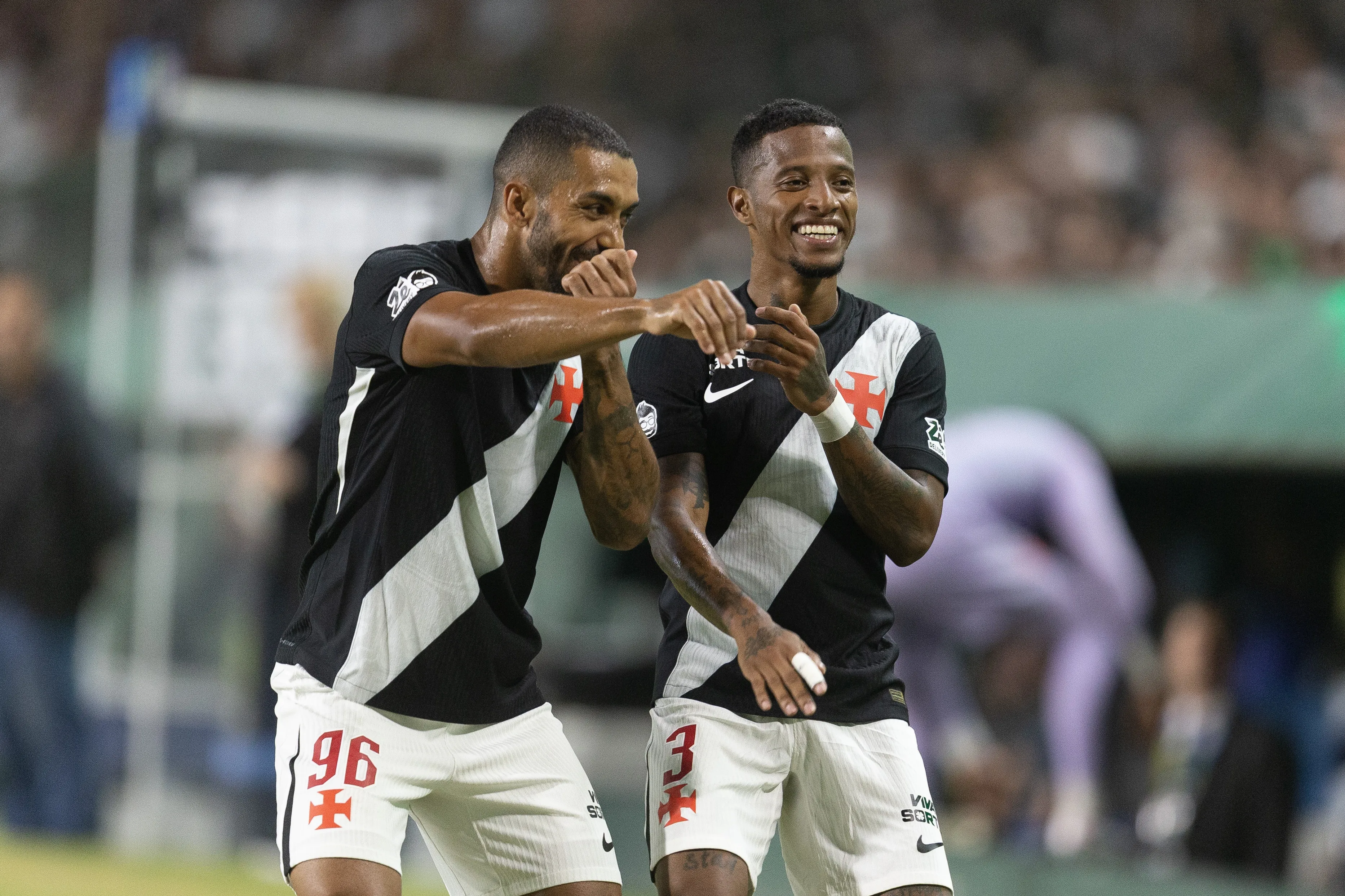 PR – CURITIBA – 01/04/2026 – BRASILEIRO A 2026, CORITIBA X VASCO – Tche Tche jogador do Vasco comemora seu gol com Paulo Henrique jogador da sua equipe durante partida contra o Coritiba no estadio Couto Pereira pelo campeonato Brasileiro A 2026. Foto: Hedeson Alves/AGIF