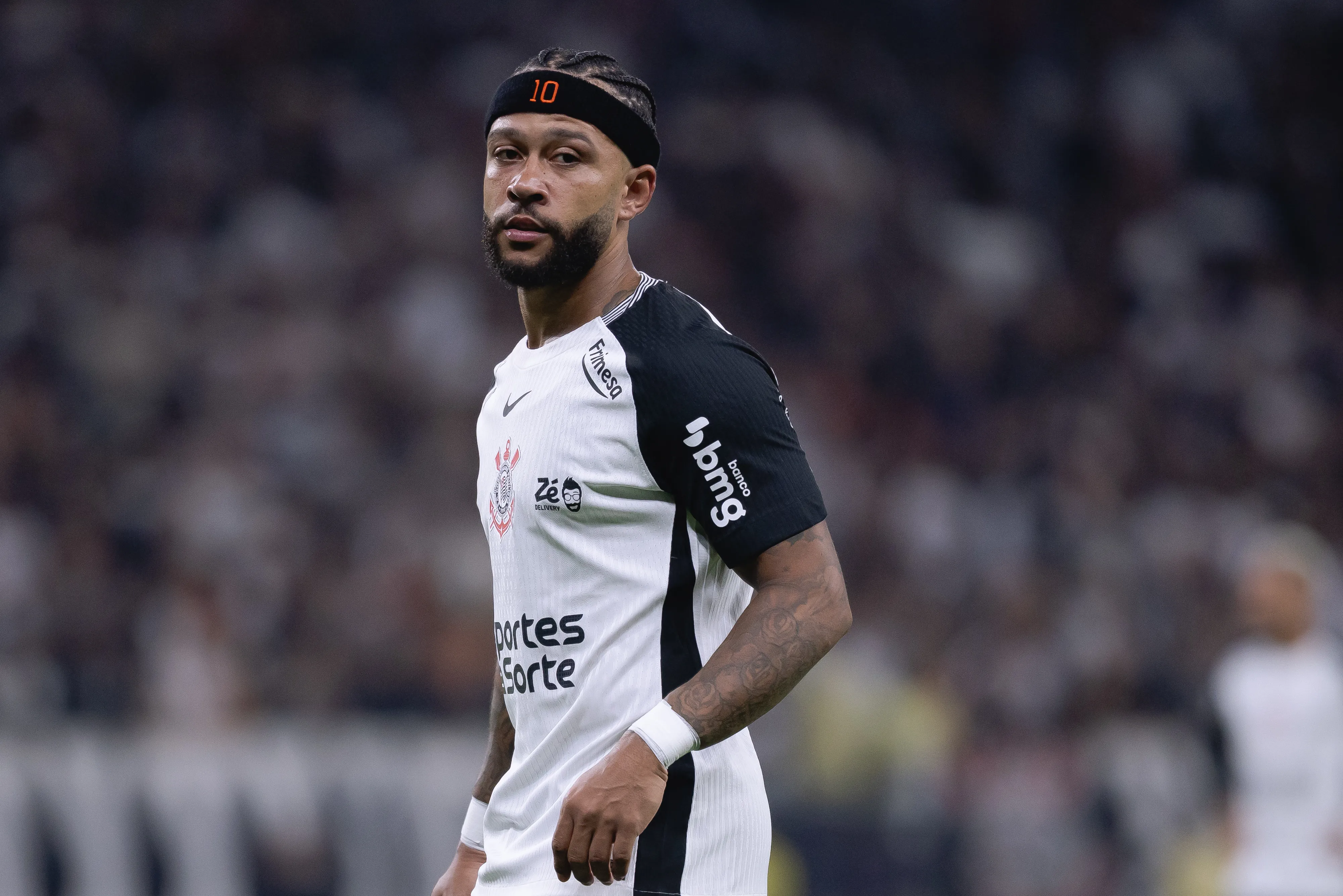 Memphis Depay durante partida contra o Coritiba na Neo Química Arena pelo Campeonato Brasileiro 2026. Foto: Ettore Chiereguini/AGIF.