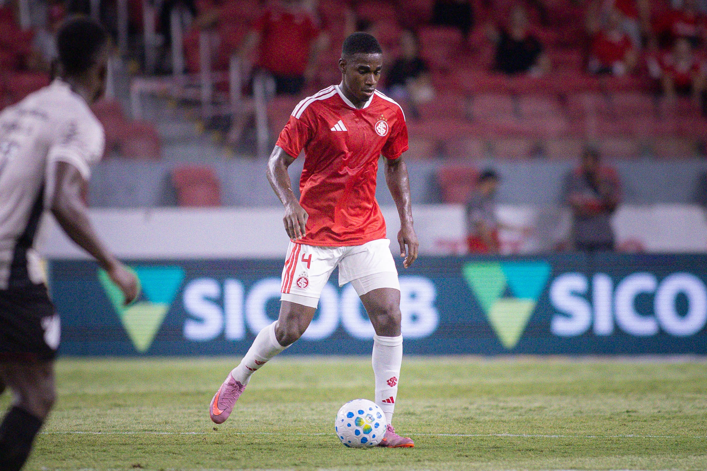 RS – PORTO ALEGRE – 28/01/2026 – BRASILEIRO A 2026, INTERNACIONAL X ATHLETICO-PR – Felix Torres jogador do Internacional durante partida contra o Athletico-PR no estadio Beira-Rio pelo campeonato Brasileiro A 2026. Foto: Maxi Franzoi/AGIF