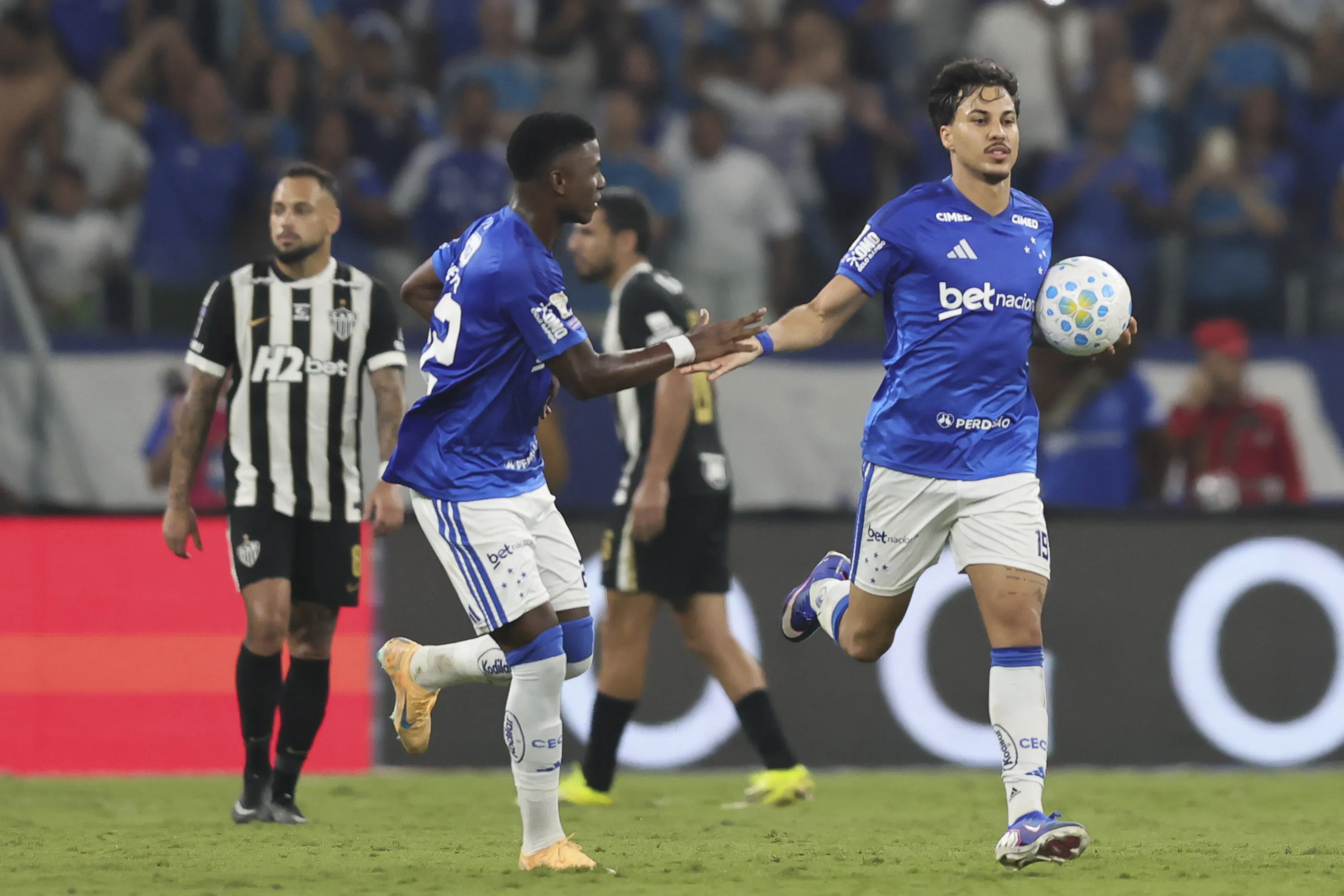 MG – BELO HORIZONTE – 02/05/2026 – BRASILEIRO A 2026, CRUZEIRO X ATLETICO-MG – Kaio Jorge jogador do Cruzeiro comemora seu gol durante partida contra o Atletico-MG no estadio Mineirao pelo campeonato Brasileiro A 2026. Foto: Gilson Lobo/AGIF