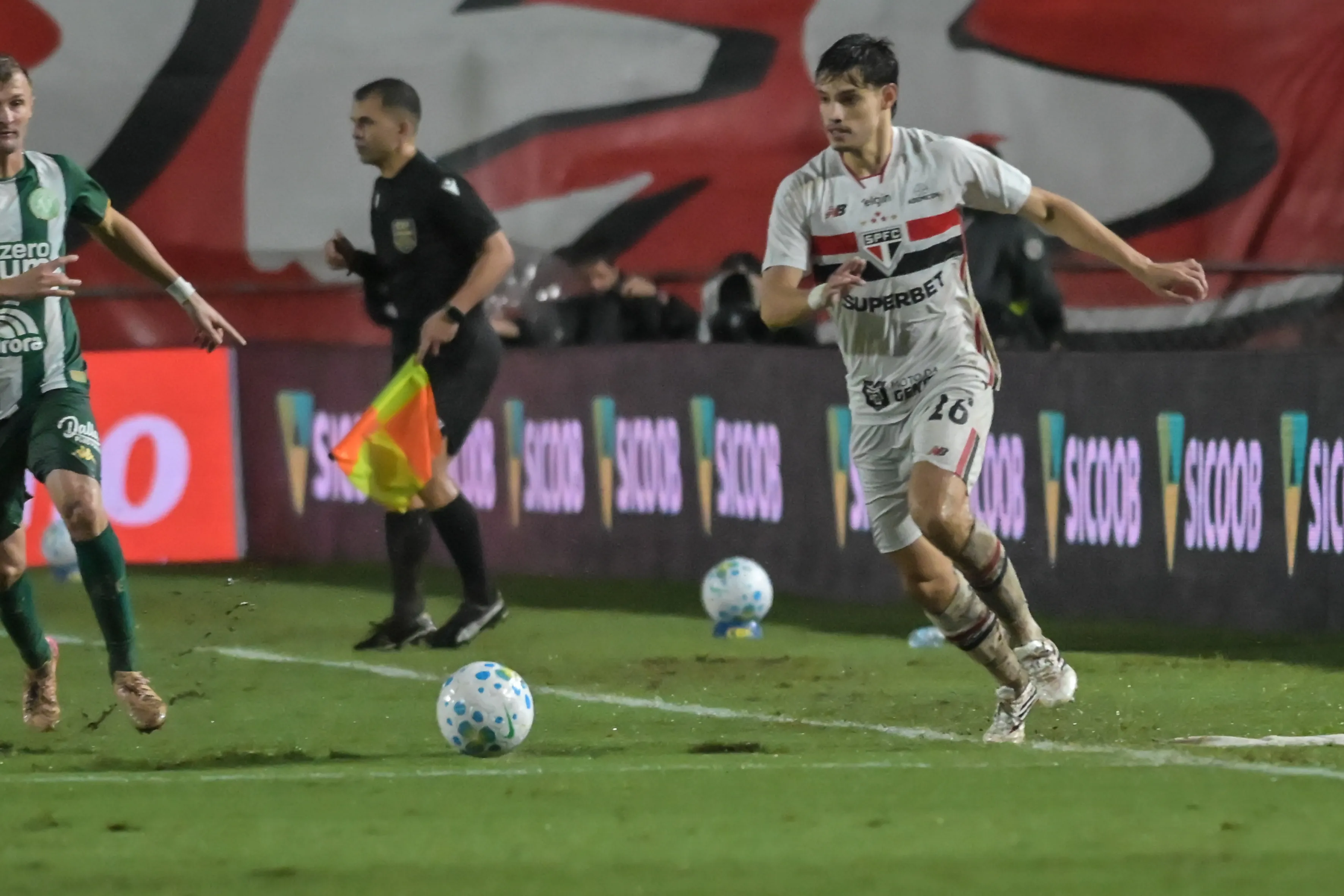 Bobadilla, jogador do São Paulo, durante partida contra o Chapecoense – Foto: Jota Erre/AGIF