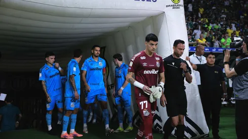 Jogadores do Santos durante entrada em campo para partida contra o Palmeiras no estadio Arena Allianz Parque pelo campeonato Brasileiro A 2026. Foto: Ettore Chiereguini/AGIF