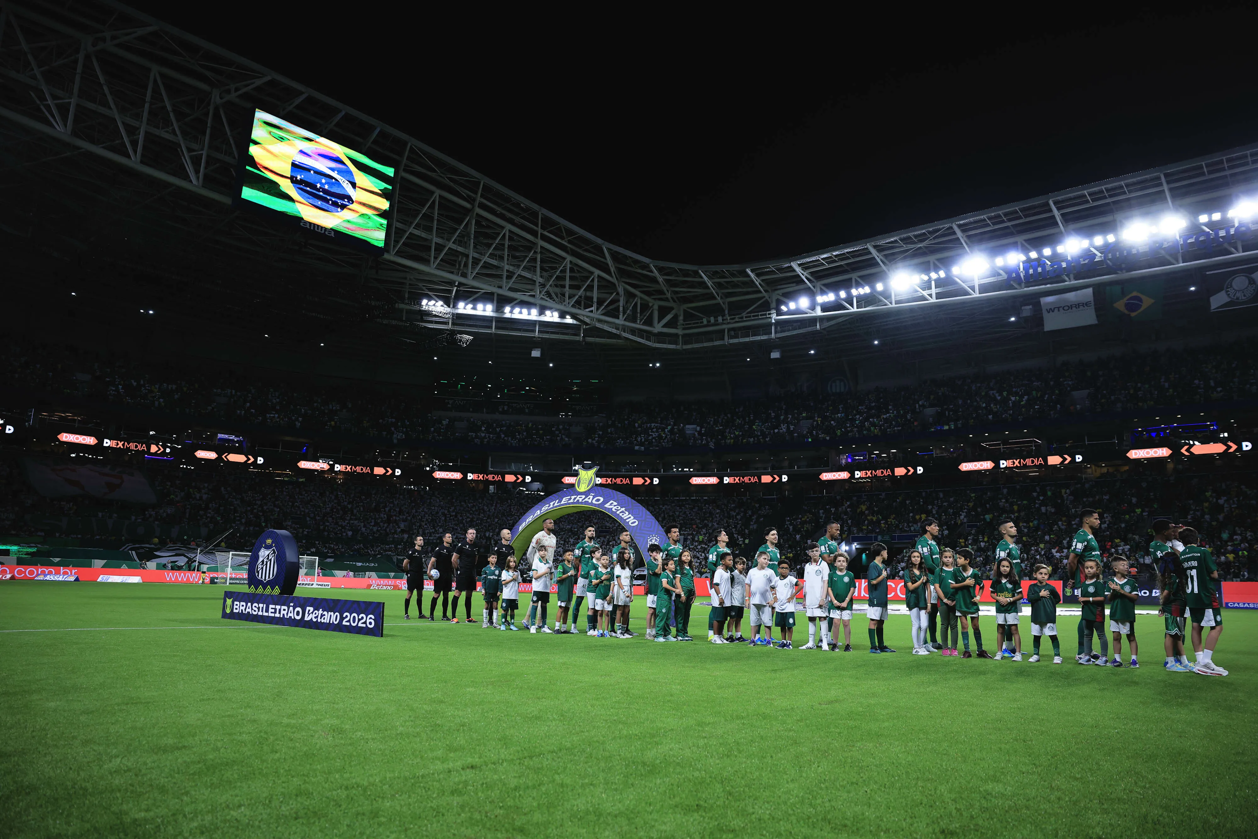 Jogadores do Palmeiras durante execucao do hino nacional sem a presenca dos jogadores do Santos apos entrada em campo para partida contra o Santos no estadio Arena Allianz Parque pelo campeonato Brasileiro A 2026. Foto: Ettore Chiereguini/AGIF