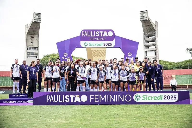 Jogadoras do Corinthians com a taça de vice do Paulistão F 2025 – Foto: Jhony Inacio/Ag. Paulistão