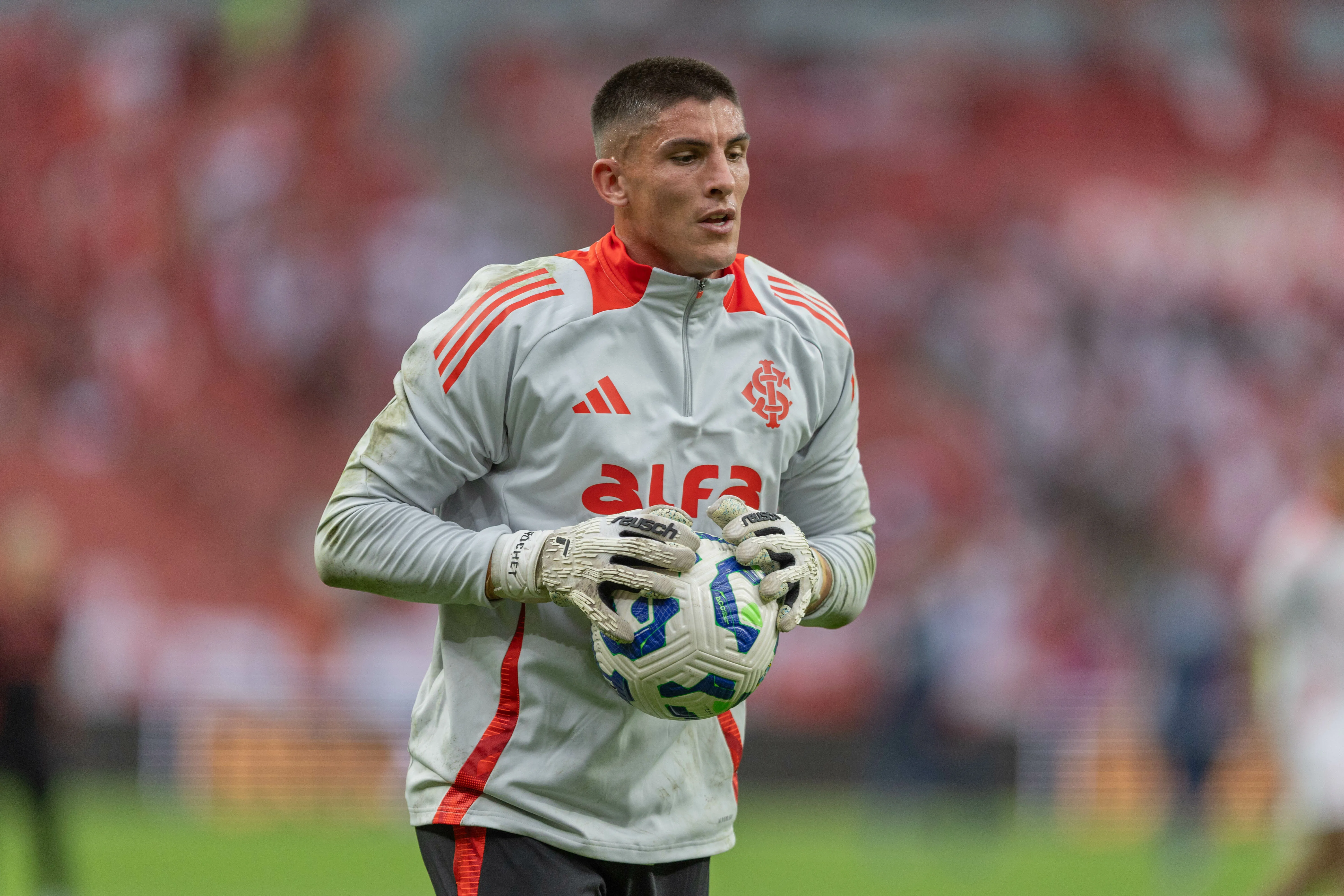 Sergio Rochet, jogador do Internacional, durante partida contra o Grêmio – Foto: Liamara Polli/AGIF