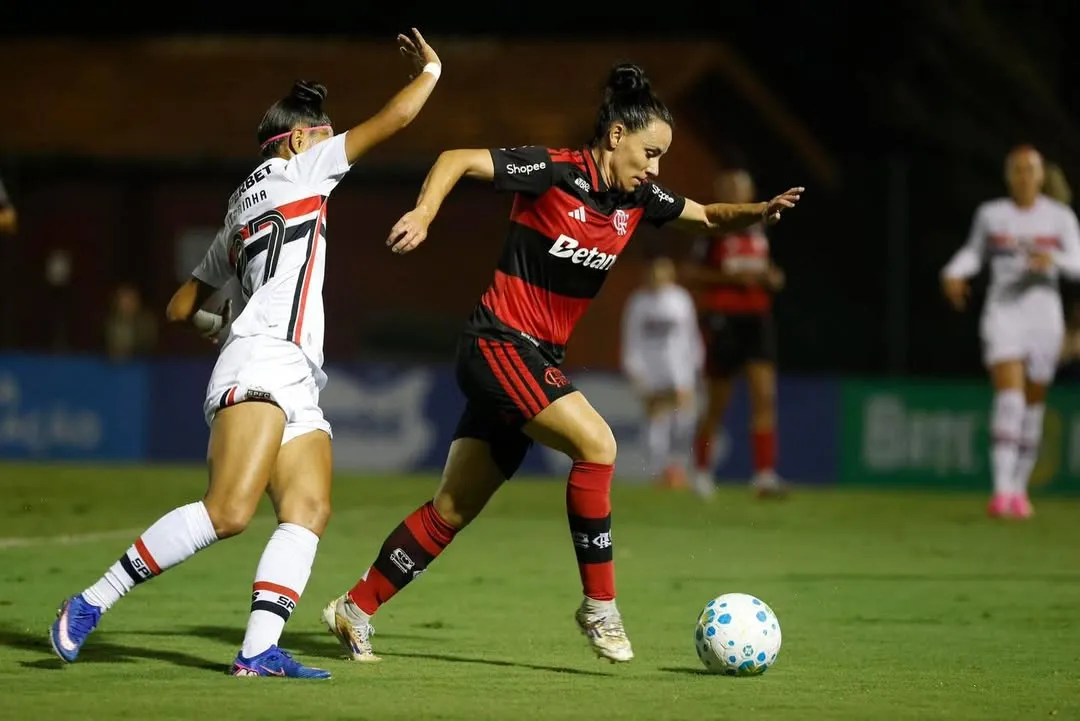 Jogadora de Flamengo e São Paulo brigam pela bola – Foto: Rubens Chiri/SPFC