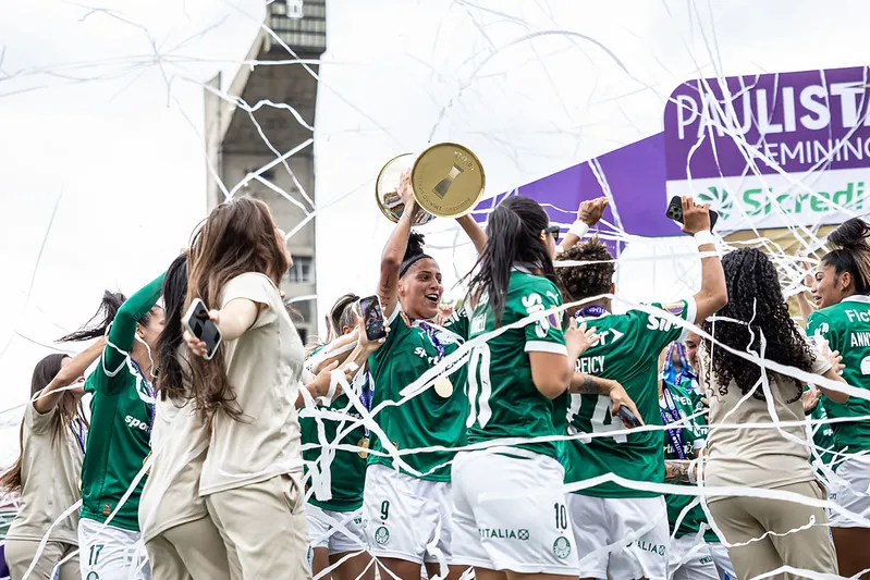 Jogadoras do Palmeias comemorando o título do Paulistão F – Foto: Jhony Inacio/Ag. Paulistão