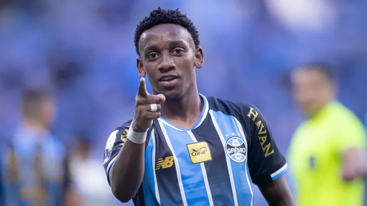 Gabriel Mec jogador do Gremio comemora seu gol durante partida contra o Coritiba no estadio Arena do Gremio pelo campeonato Brasileiro A 2026. Foto: Maxi Franzoi/AGIF