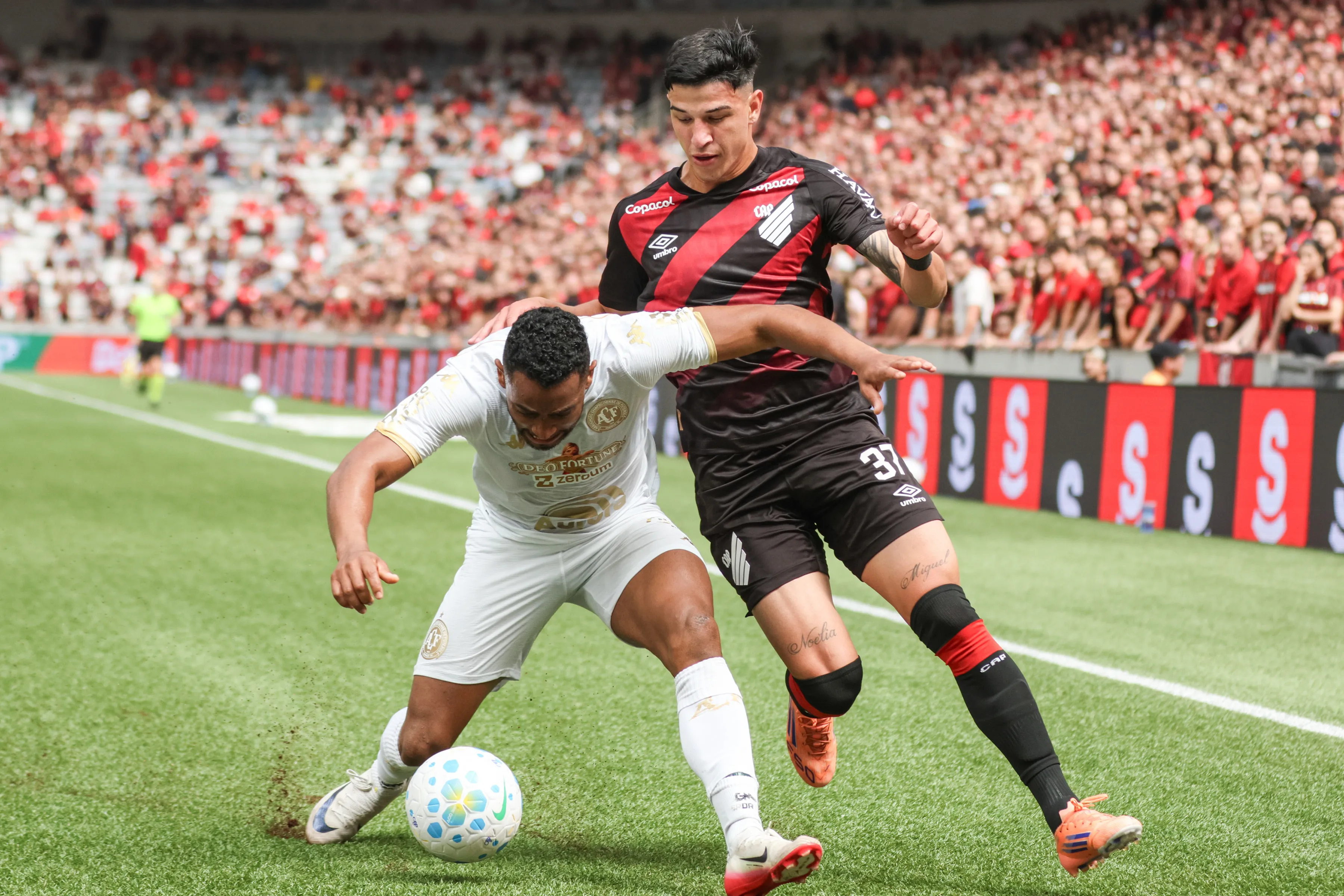 PR – CURITIBA – 12/04/2026 – BRASILEIRO A 2026, ATHLETICO-PR X CHAPECOENSE – Esquivel jogador do Athletico-PR disputa lance com Marcos Vinicius jogador do Chapecoense durante partida no estadio Arena da Baixada pelo campeonato Brasileiro A 2026. Foto: Robson Mafra/AGIF
