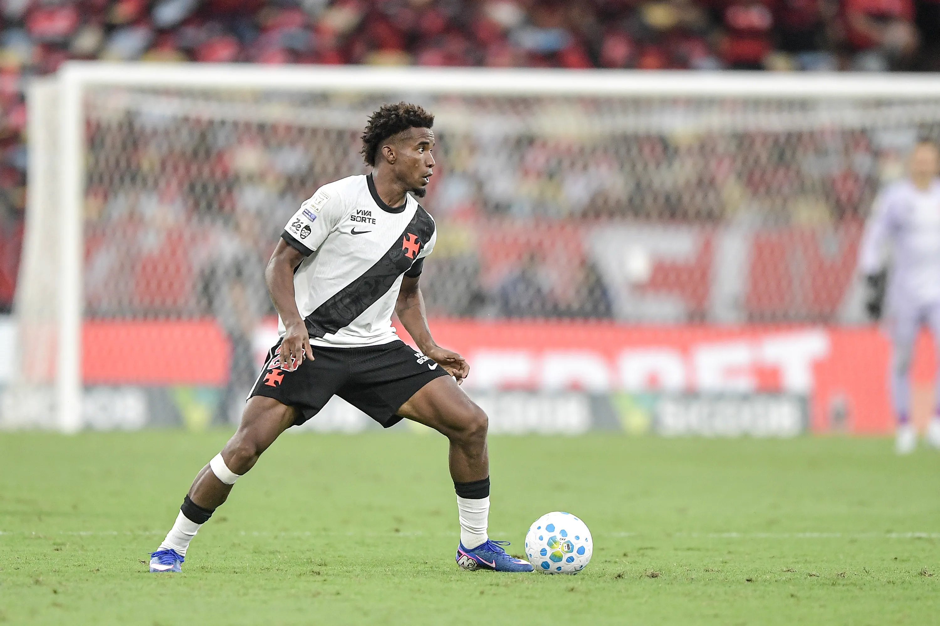 Thiago Mendes durante partida contra o Flamengo no Maracanã pelo Campeonato Brasileiro 2026. Foto: Thiago Ribeiro/AGIF.