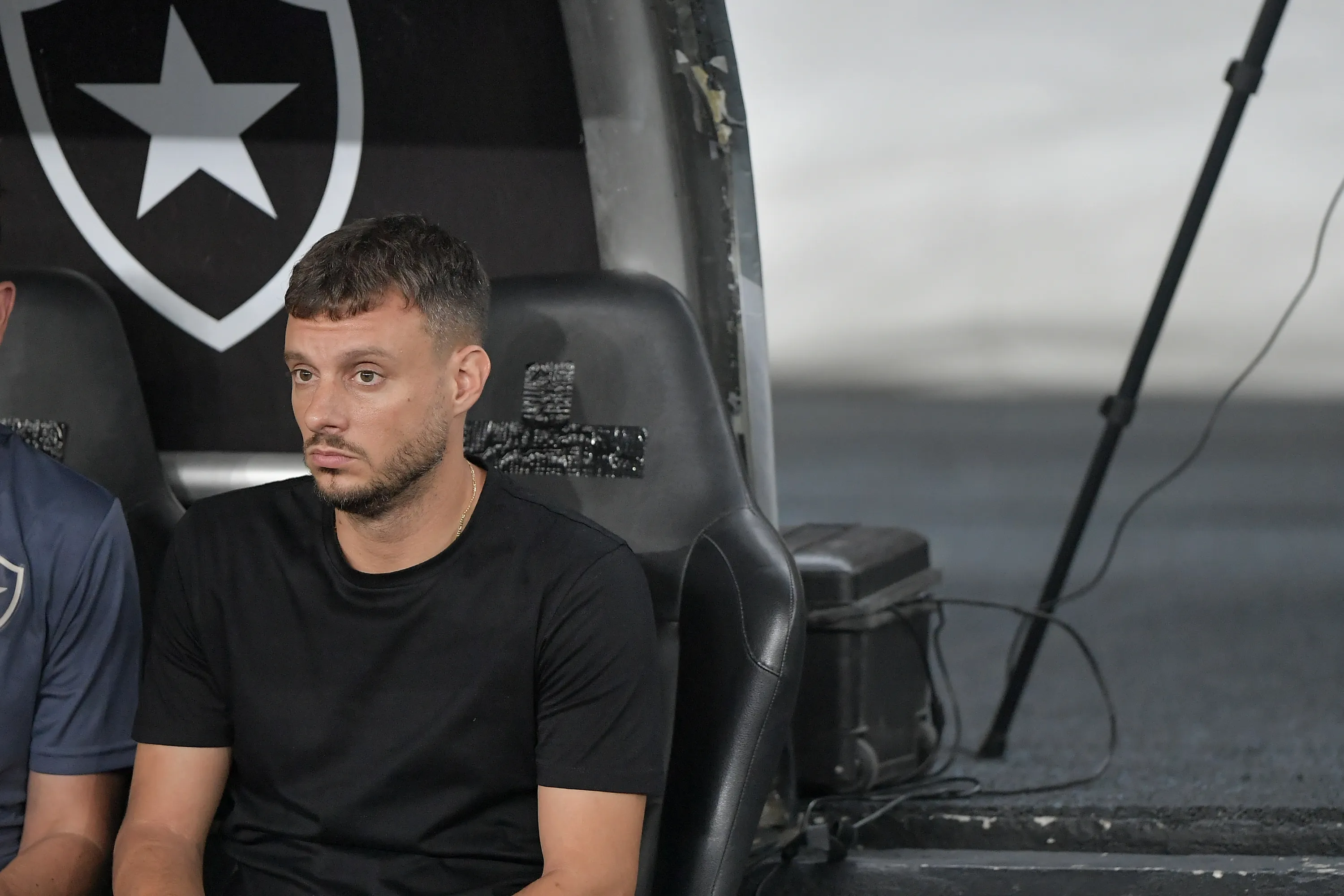 Martin Anselmi tecnico do Botafogo durante partida contra o Flamengo no estadio Engenhao pelo campeonato Brasileiro A 2026. Foto: Thiago Ribeiro/AGIF