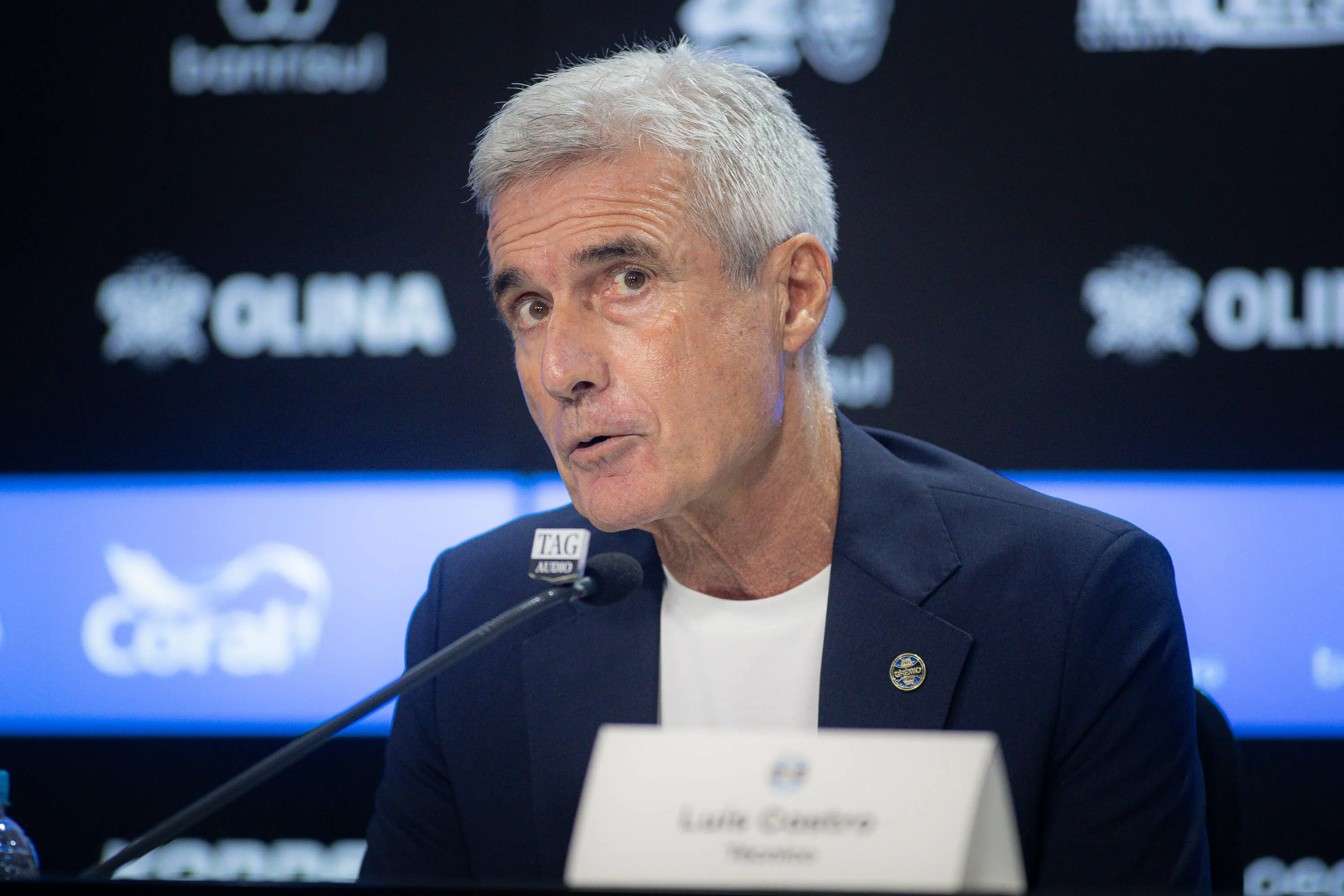 RS – PORTO ALEGRE – 22/12/2025 – GREMIO, APRESENTACAO DE LUIS CASTRO – Luis Castro fala aos jornalistas durante sua apresentacao oficial como tecnico do Gremio em coletiva de imprensa realizada no Arena do Gremio. Foto: Maxi Franzoi/AGIF