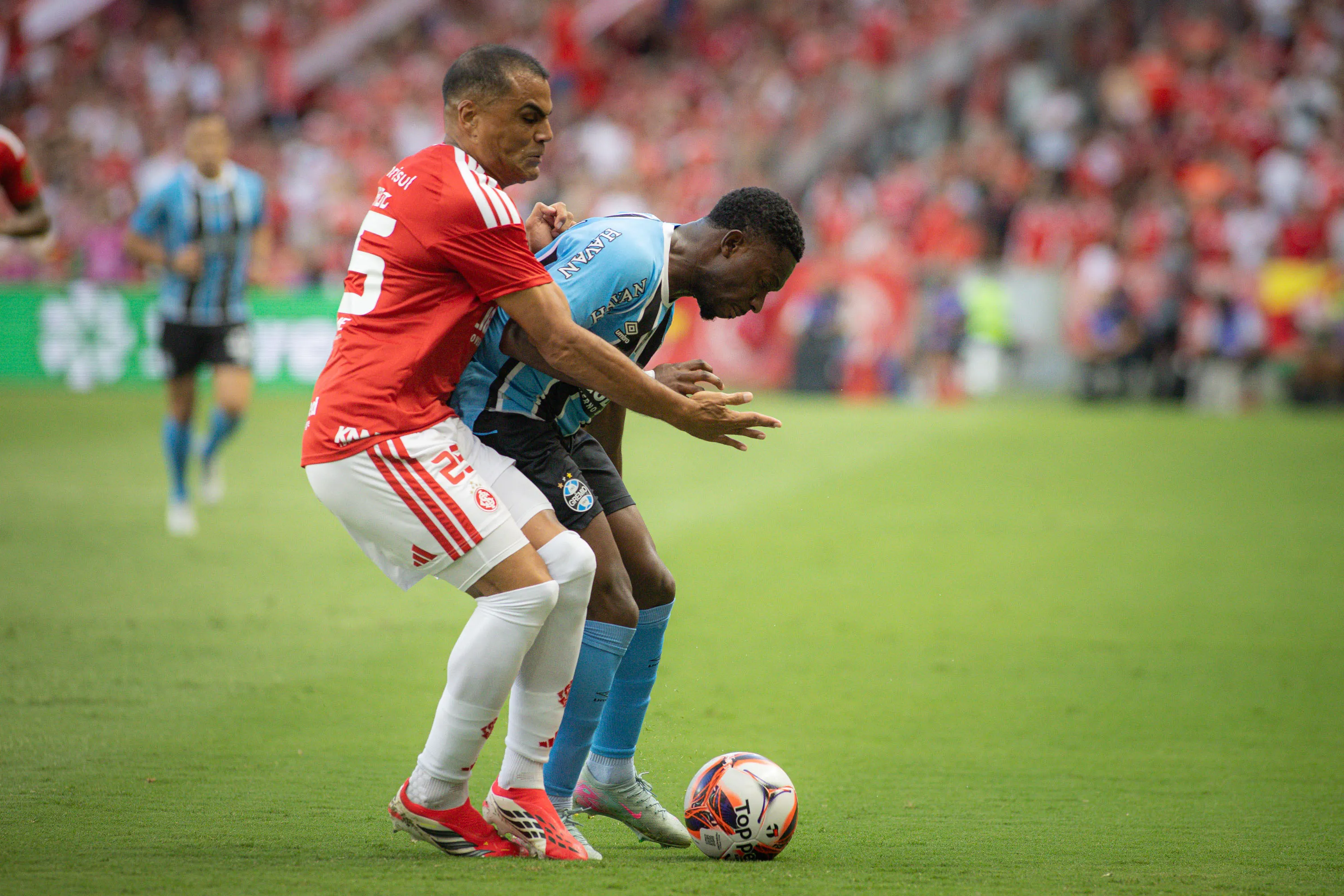 RS – PORTO ALEGRE – 08/03/2026 – GAUCHO 2026, INTERNACIONAL X GREMIO – Gabriel Mercado jogador do Internacional disputa lance com Francis Amuzu jogador do Gremio durante partida no estadio Beira-Rio pelo campeonato Gaucho 2026. Foto: Maxi Franzoi/AGIF