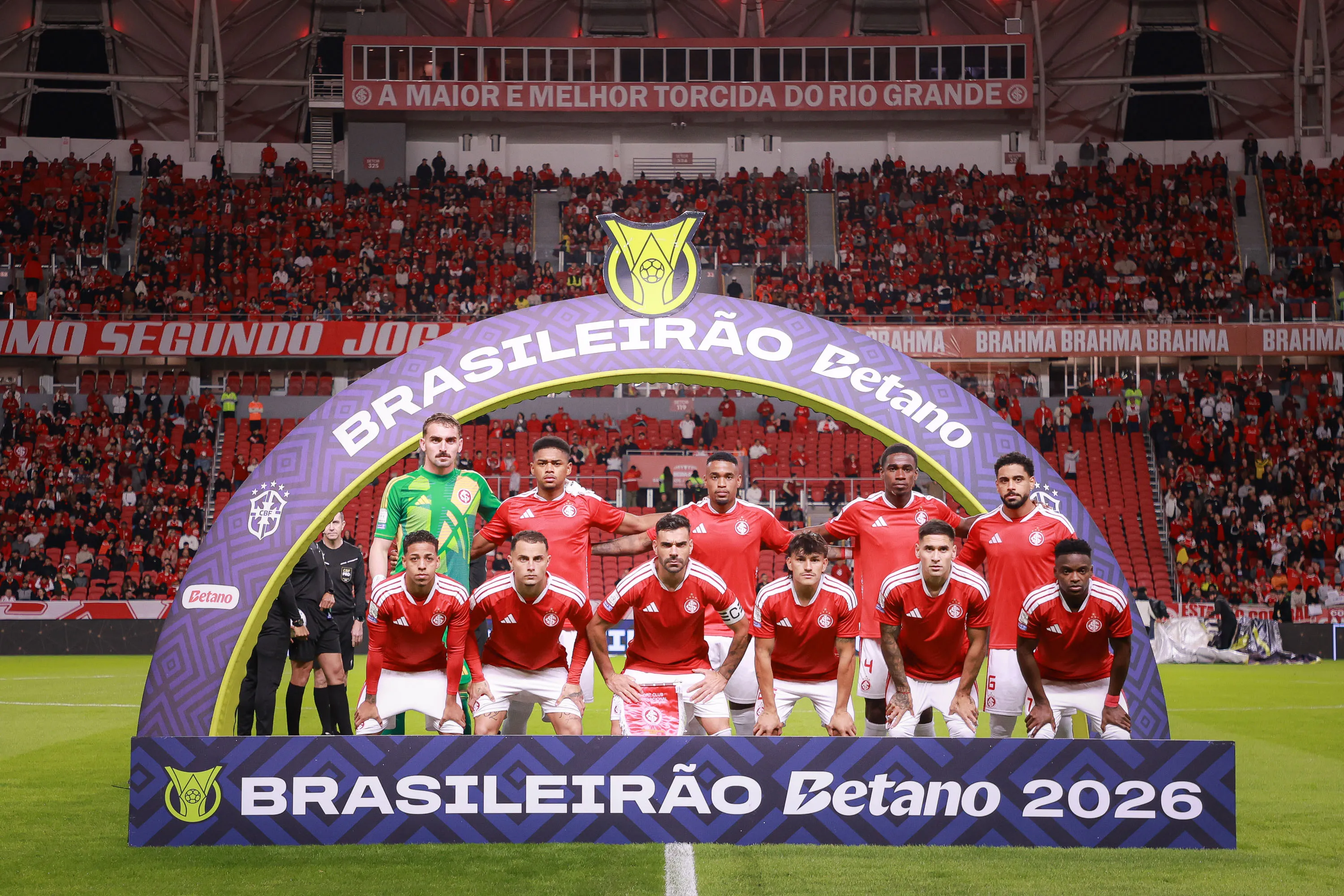 Jogadores do Internacional posam para foto antes na partida contra Fluminense no estadio Beira-Rio pelo campeonato Brasileiro A 2026. Foto: Maxi Franzoi/AGIF