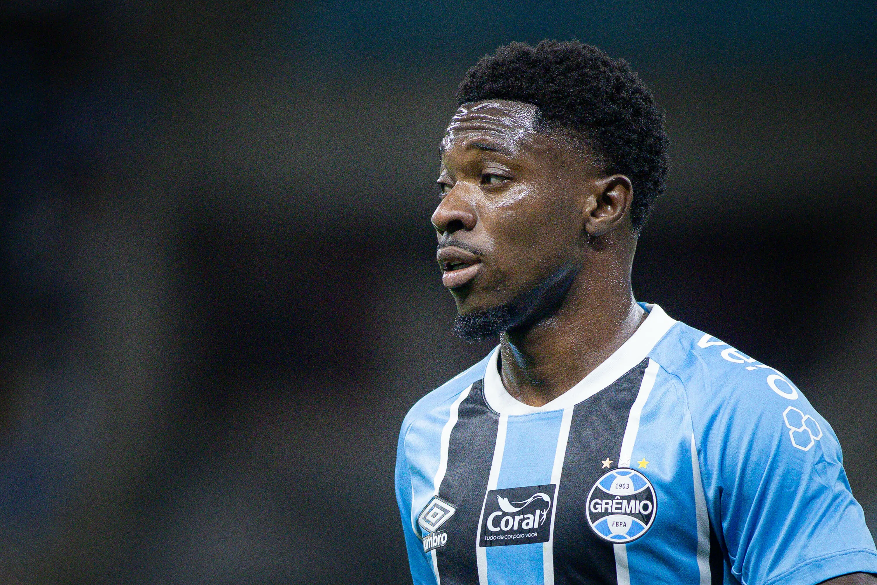 RS – PORTO ALEGRE – 05/11/2025 – BRASILEIRO A 2025, GREMIO X CRUZEIRO – Francis Amuzu jogador do Gremio durante partida contra o Cruzeiro no estadio Arena do Gremio pelo campeonato Brasileiro A 2025. Foto: Maxi Franzoi/AGIF