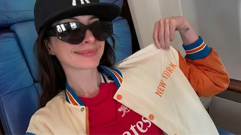Anne Hathaway é torcedora assumida do Arsenal e publica paixão pelo clube nas redes sociais. FOTO: REPRODUÇÃO INSTAGRAM ANNE HATHAWAY