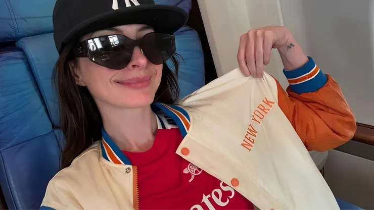 Anne Hathaway é torcedora assumida do Arsenal e publica paixão pelo clube nas redes sociais. FOTO: REPRODUÇÃO INSTAGRAM ANNE HATHAWAY